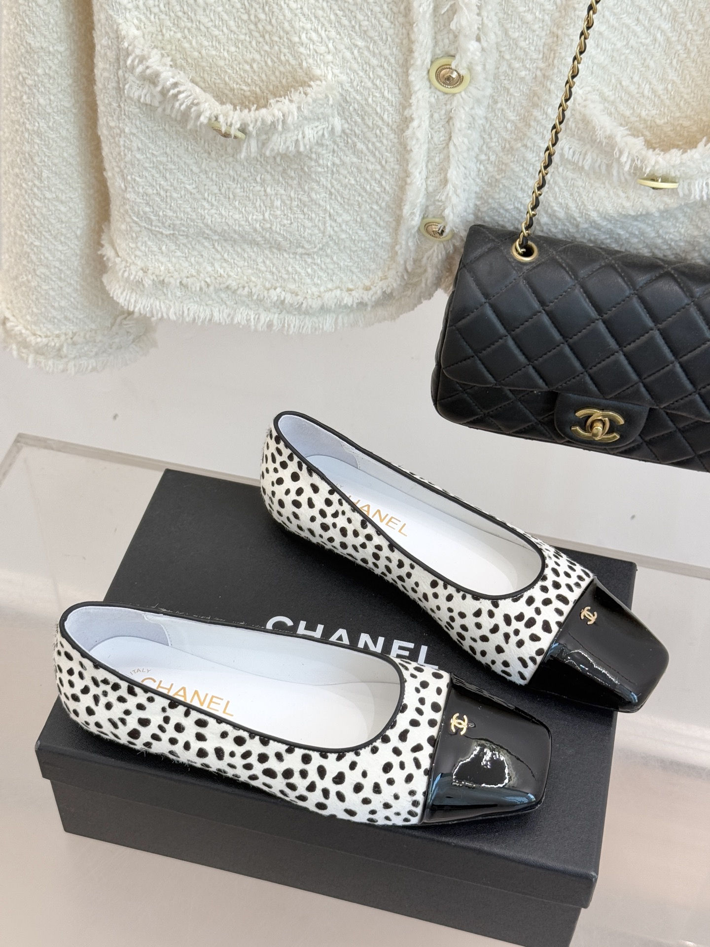 CHANE*｜小香经典方头拼色平底单鞋以利落方头打破圆头的柔和刻板勾勒出极具现代感的足部线条自带复古与前