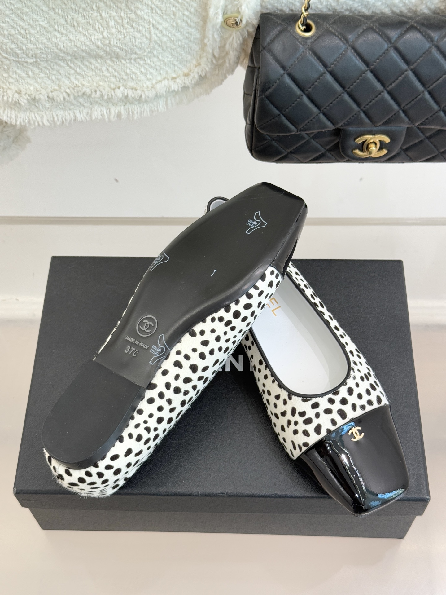 CHANE*｜小香经典方头拼色平底单鞋以利落方头打破圆头的柔和刻板勾勒出极具现代感的足部线条自带复古与前