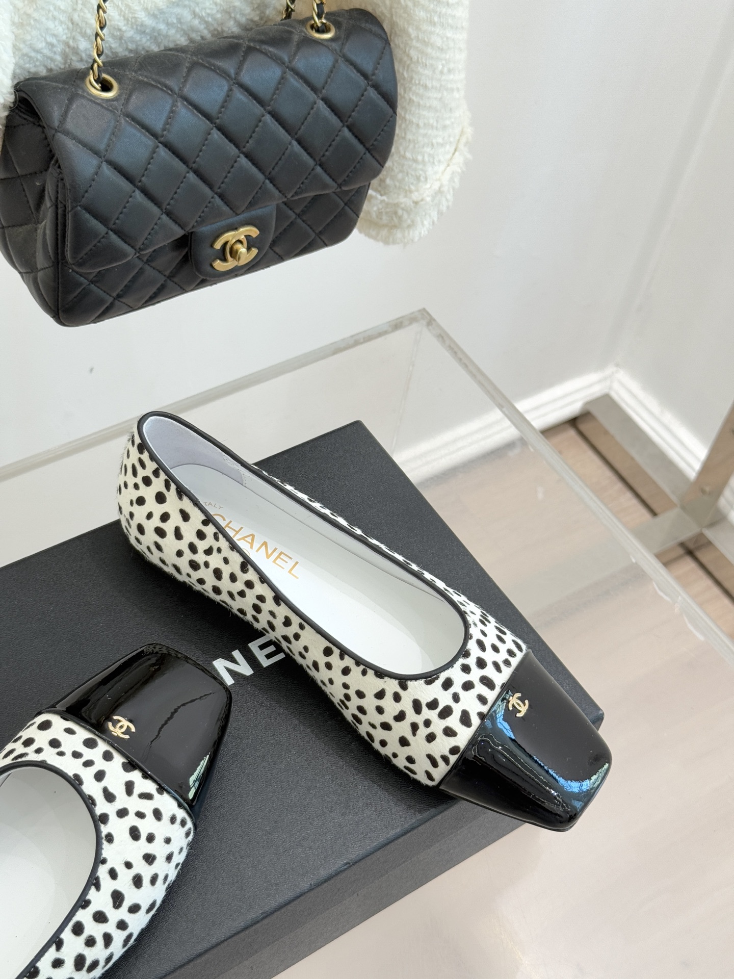 CHANE*｜小香经典方头拼色平底单鞋以利落方头打破圆头的柔和刻板勾勒出极具现代感的足部线条自带复古与前