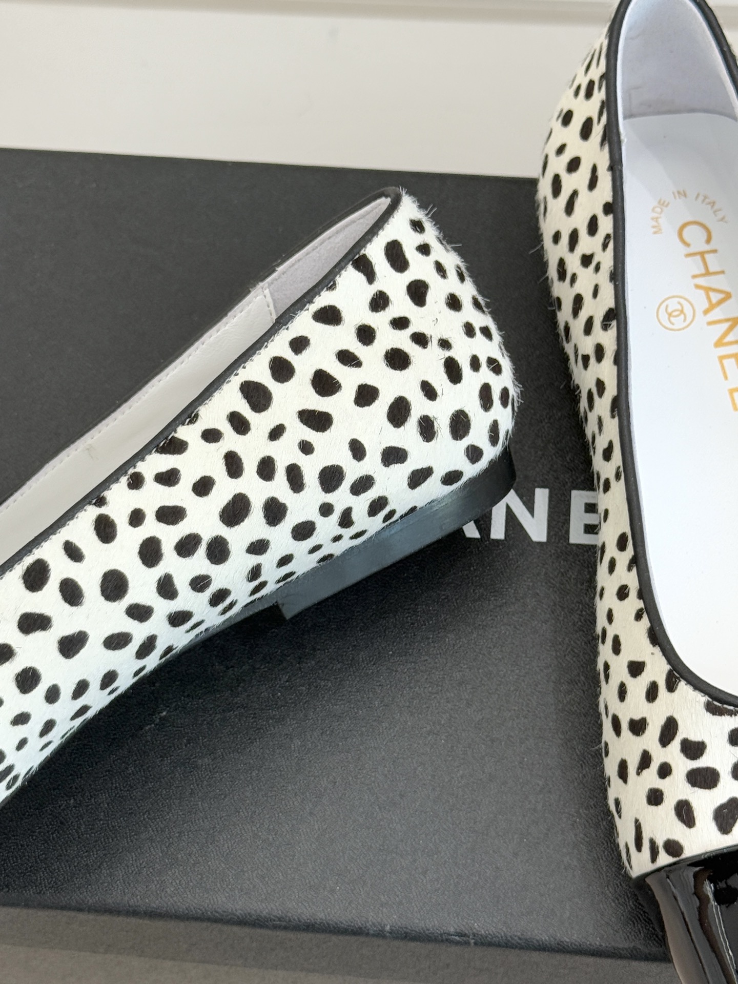 CHANE*｜小香经典方头拼色平底单鞋以利落方头打破圆头的柔和刻板勾勒出极具现代感的足部线条自带复古与前