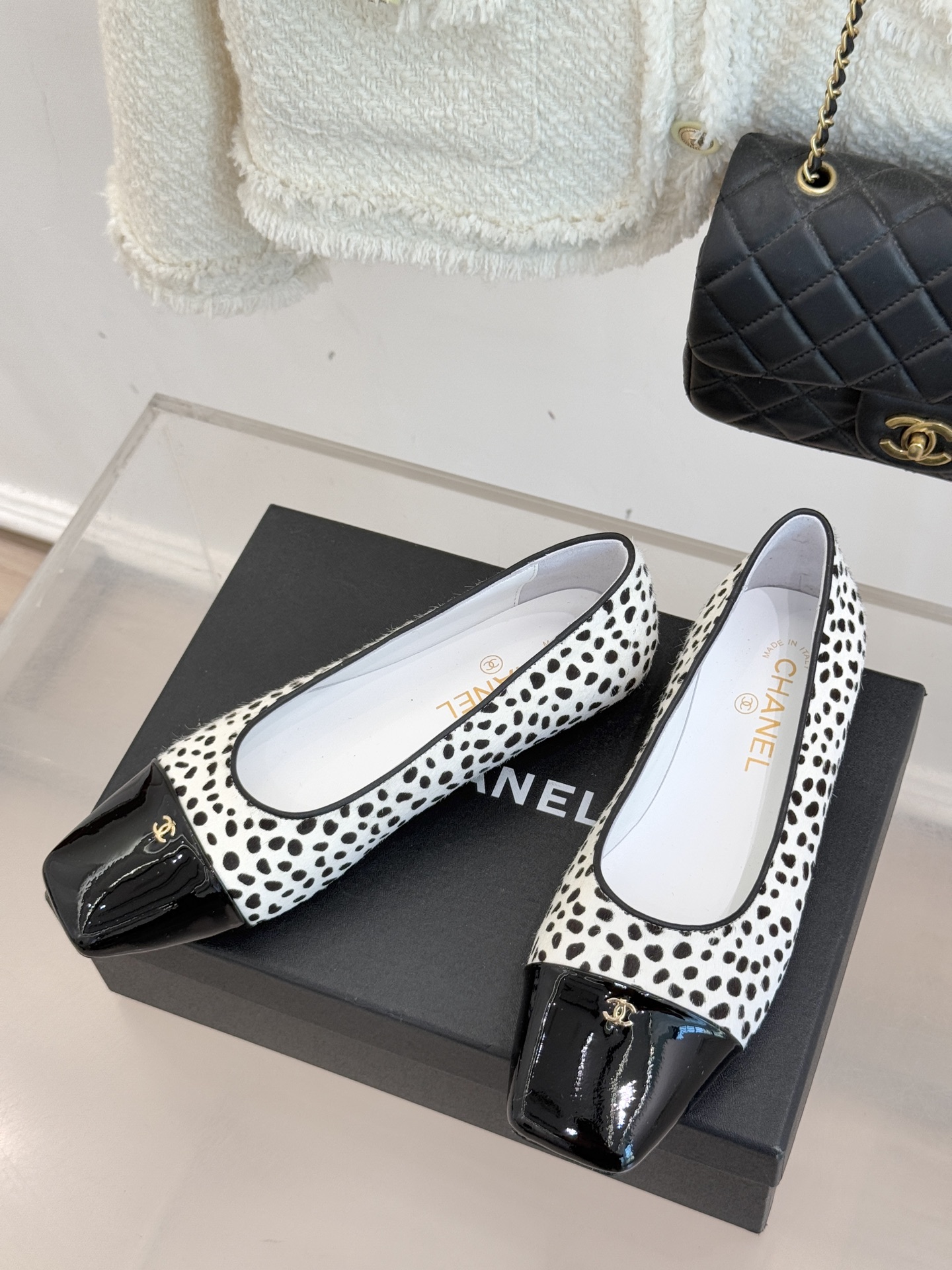 CHANE*｜小香经典方头拼色平底单鞋以利落方头打破圆头的柔和刻板勾勒出极具现代感的足部线条自带复古与前