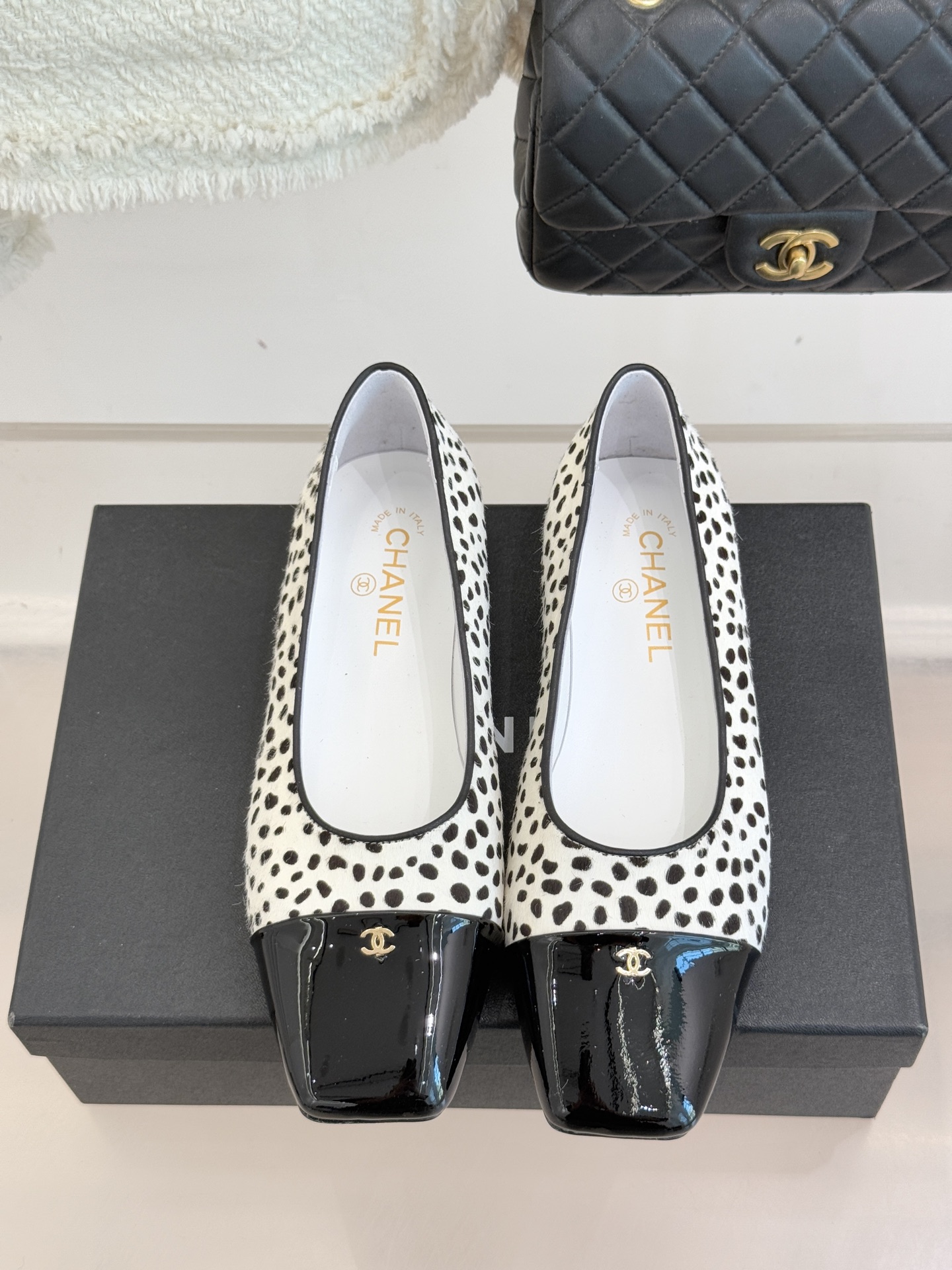 CHANE*｜小香经典方头拼色平底单鞋以利落方头打破圆头的柔和刻板勾勒出极具现代感的足部线条自带复古与前