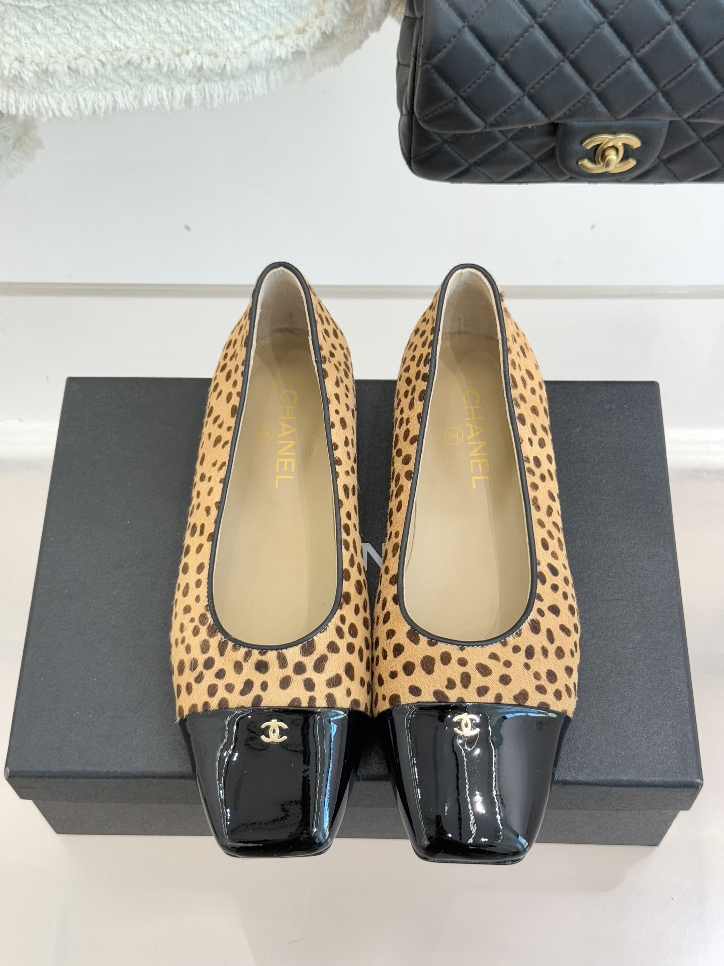 CHANE*｜小香经典方头拼色平底单鞋以利落方头打破圆头的柔和刻板勾勒出极具现代感的足部线条自带复古与前