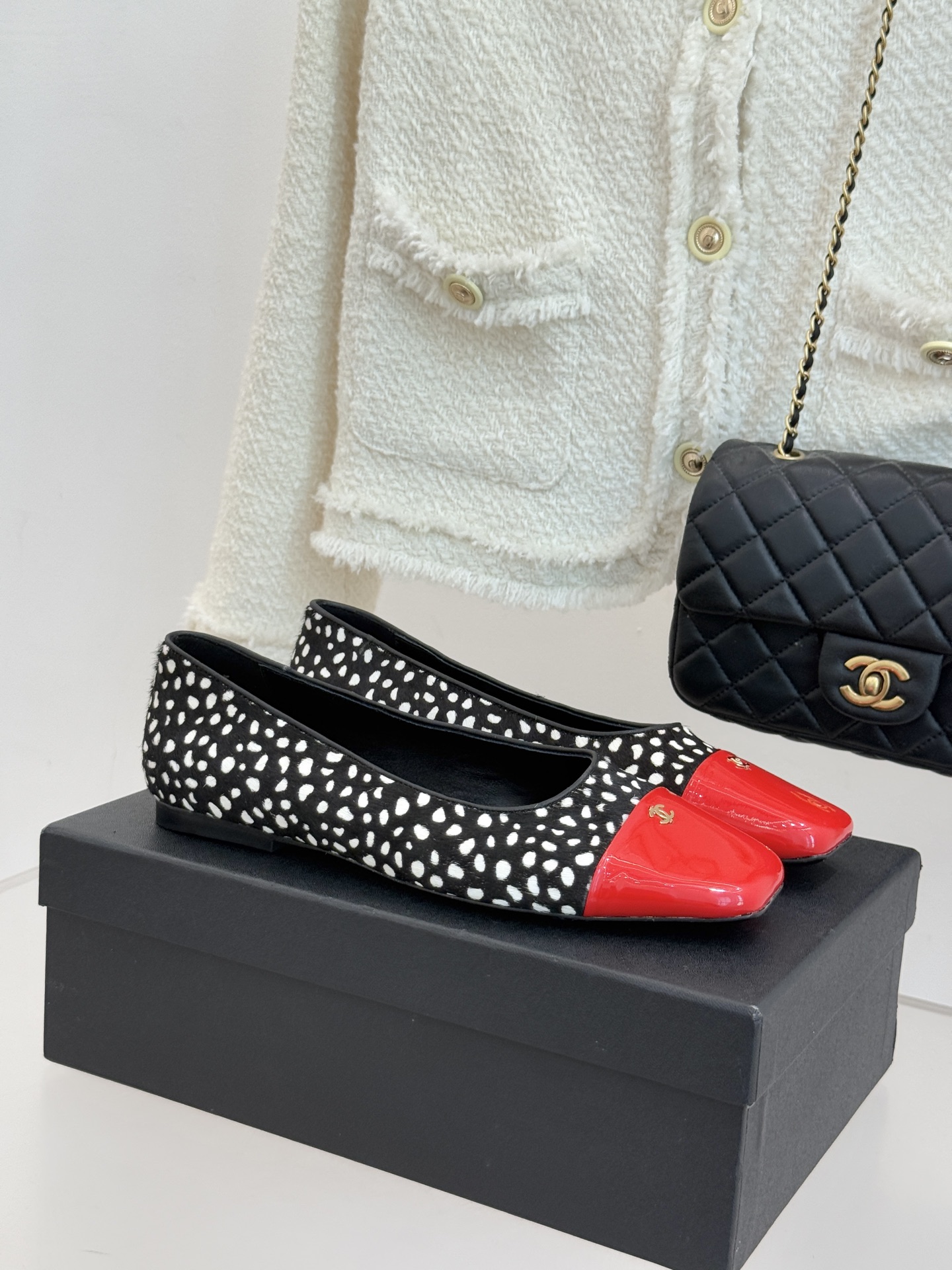 CHANE*｜小香经典方头拼色平底单鞋以利落方头打破圆头的柔和刻板勾勒出极具现代感的足部线条自带复古与前