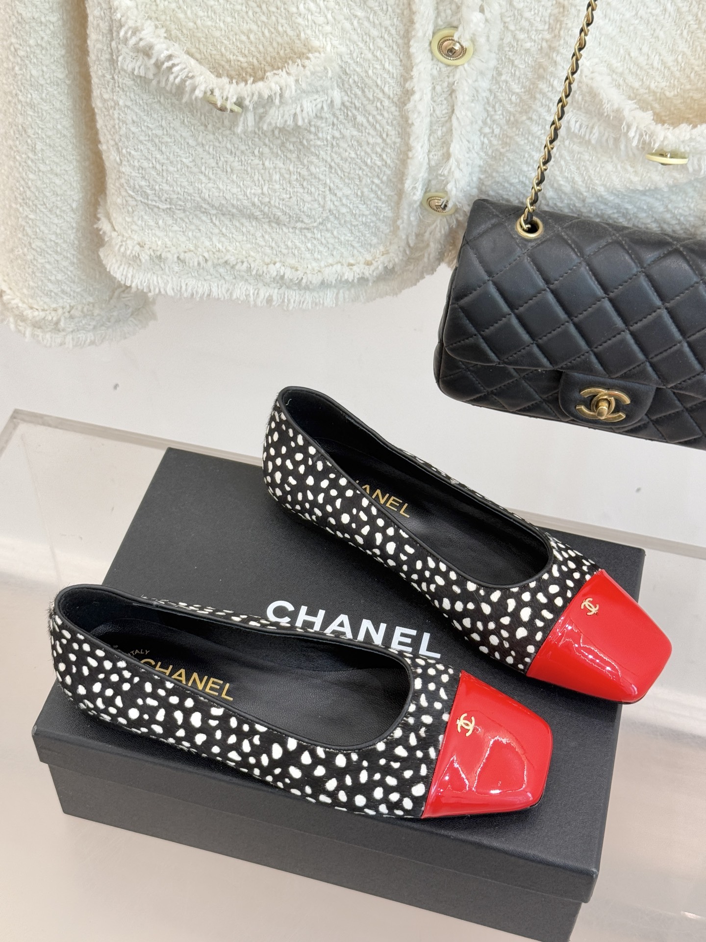 CHANE*｜小香经典方头拼色平底单鞋以利落方头打破圆头的柔和刻板勾勒出极具现代感的足部线条自带复古与前