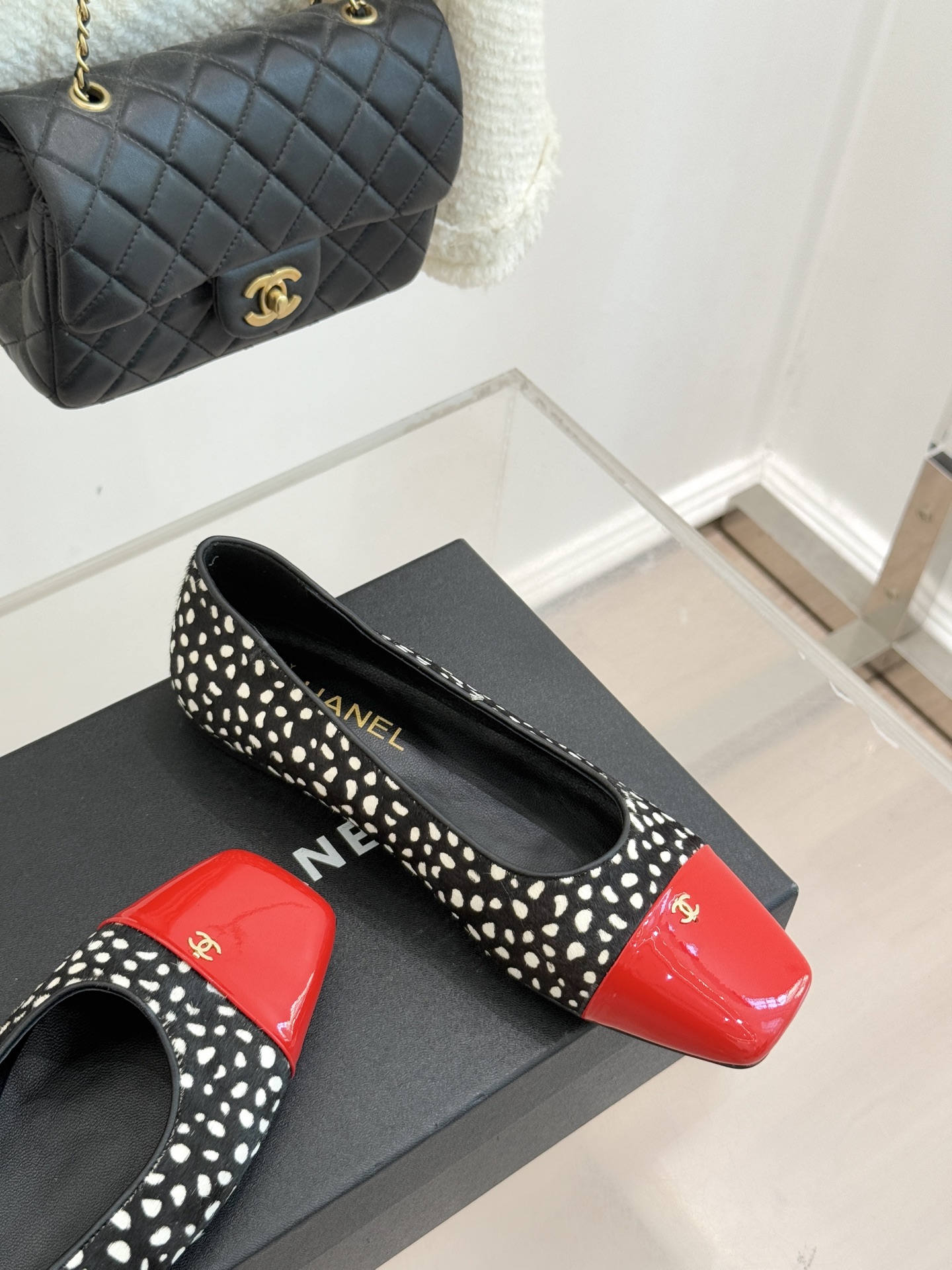 CHANE*｜小香经典方头拼色平底单鞋以利落方头打破圆头的柔和刻板勾勒出极具现代感的足部线条自带复古与前