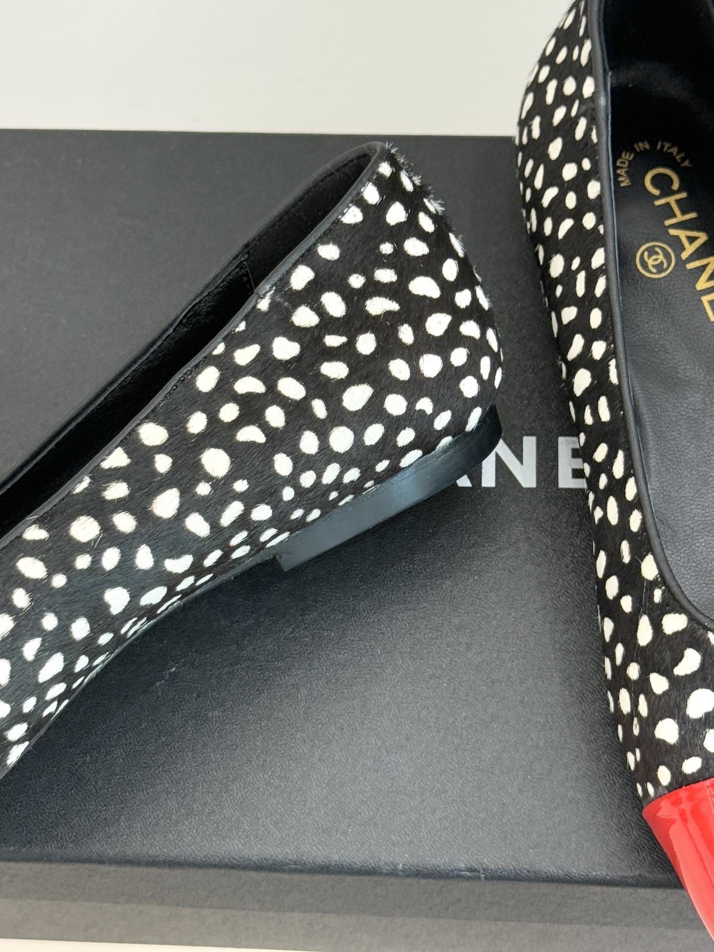 CHANE*｜小香经典方头拼色平底单鞋以利落方头打破圆头的柔和刻板勾勒出极具现代感的足部线条自带复古与前