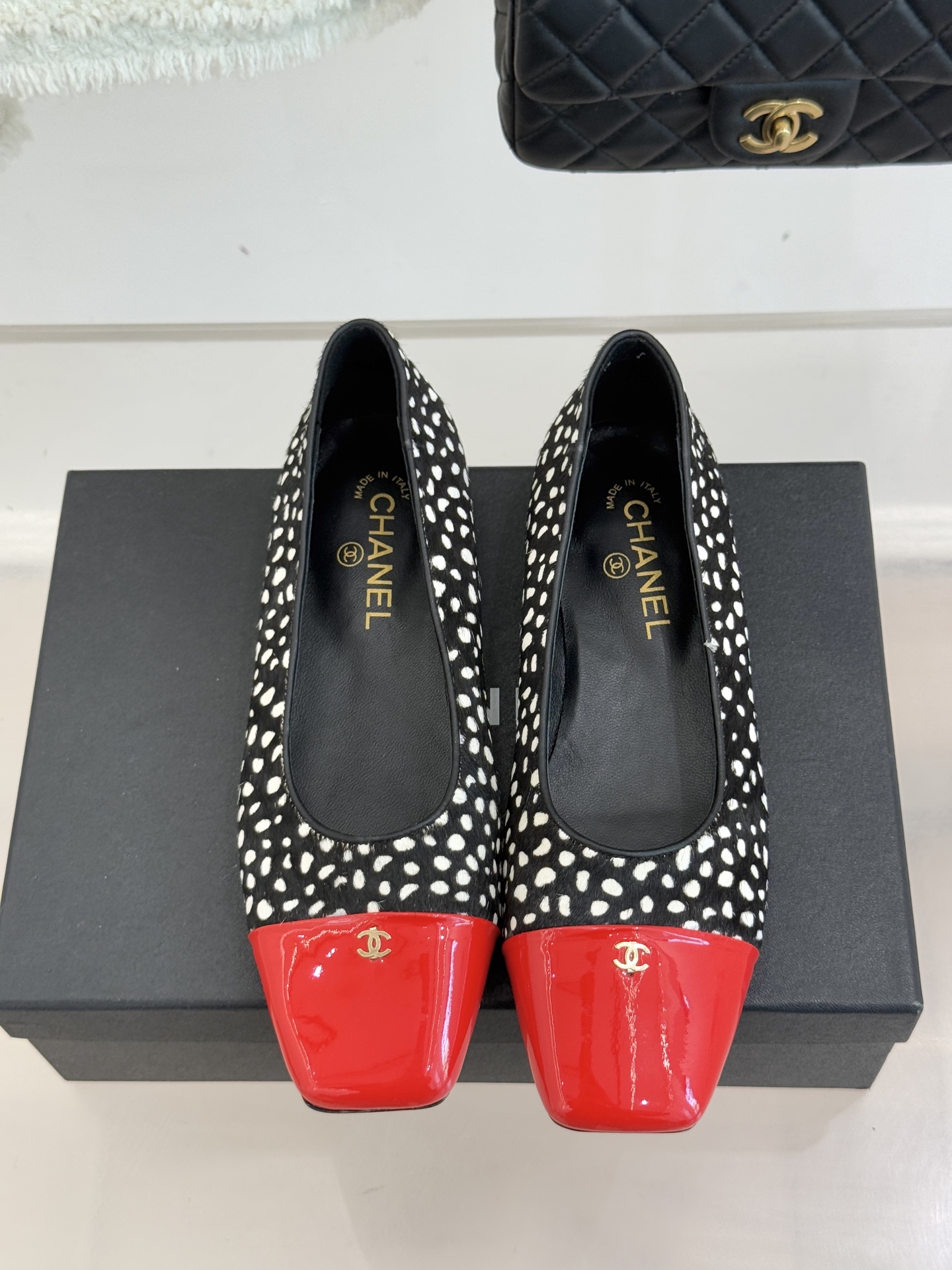 CHANE*｜小香经典方头拼色平底单鞋以利落方头打破圆头的柔和刻板勾勒出极具现代感的足部线条自带复古与前