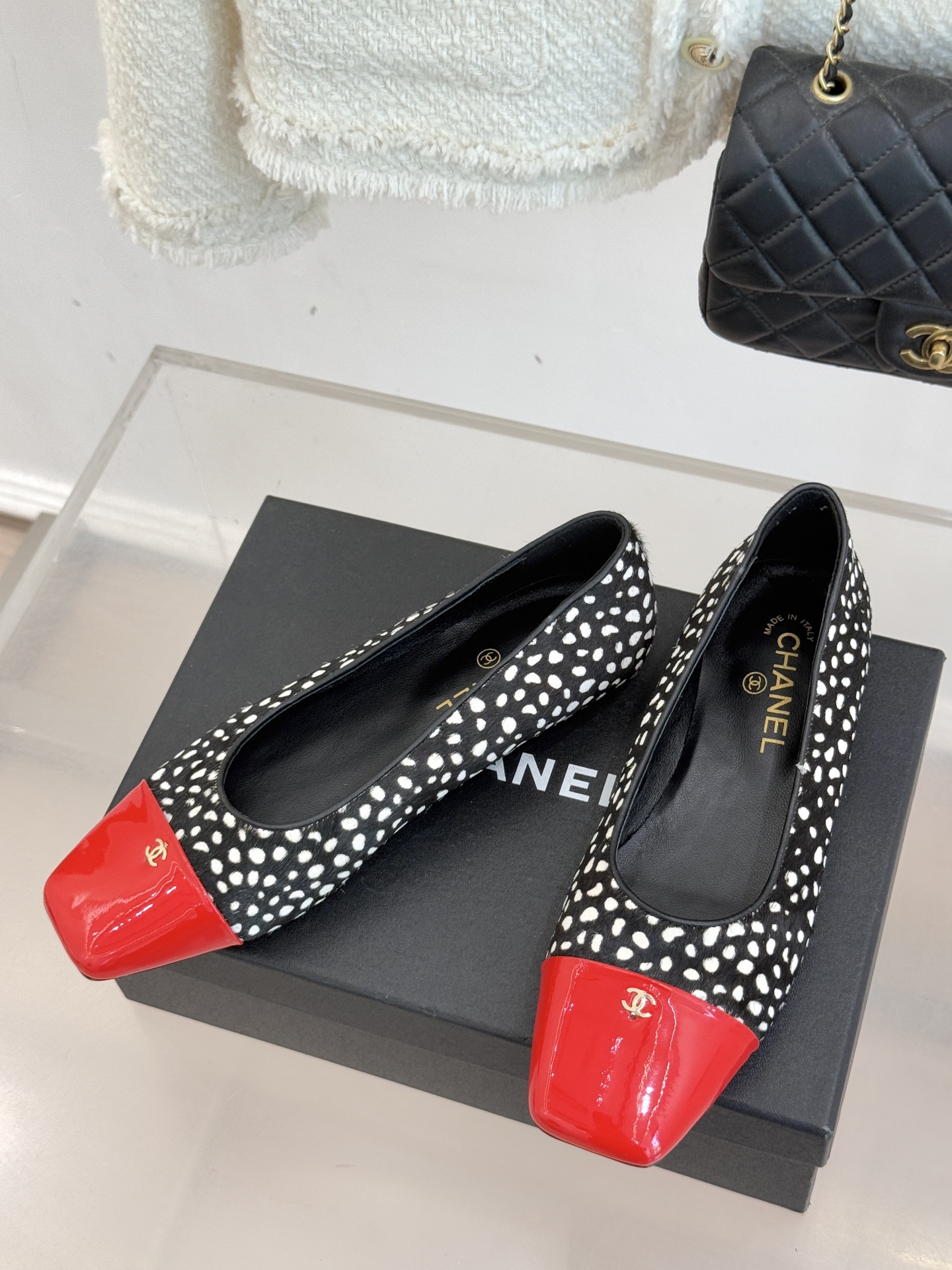 CHANE*｜小香经典方头拼色平底单鞋以利落方头打破圆头的柔和刻板勾勒出极具现代感的足部线条自带复古与前