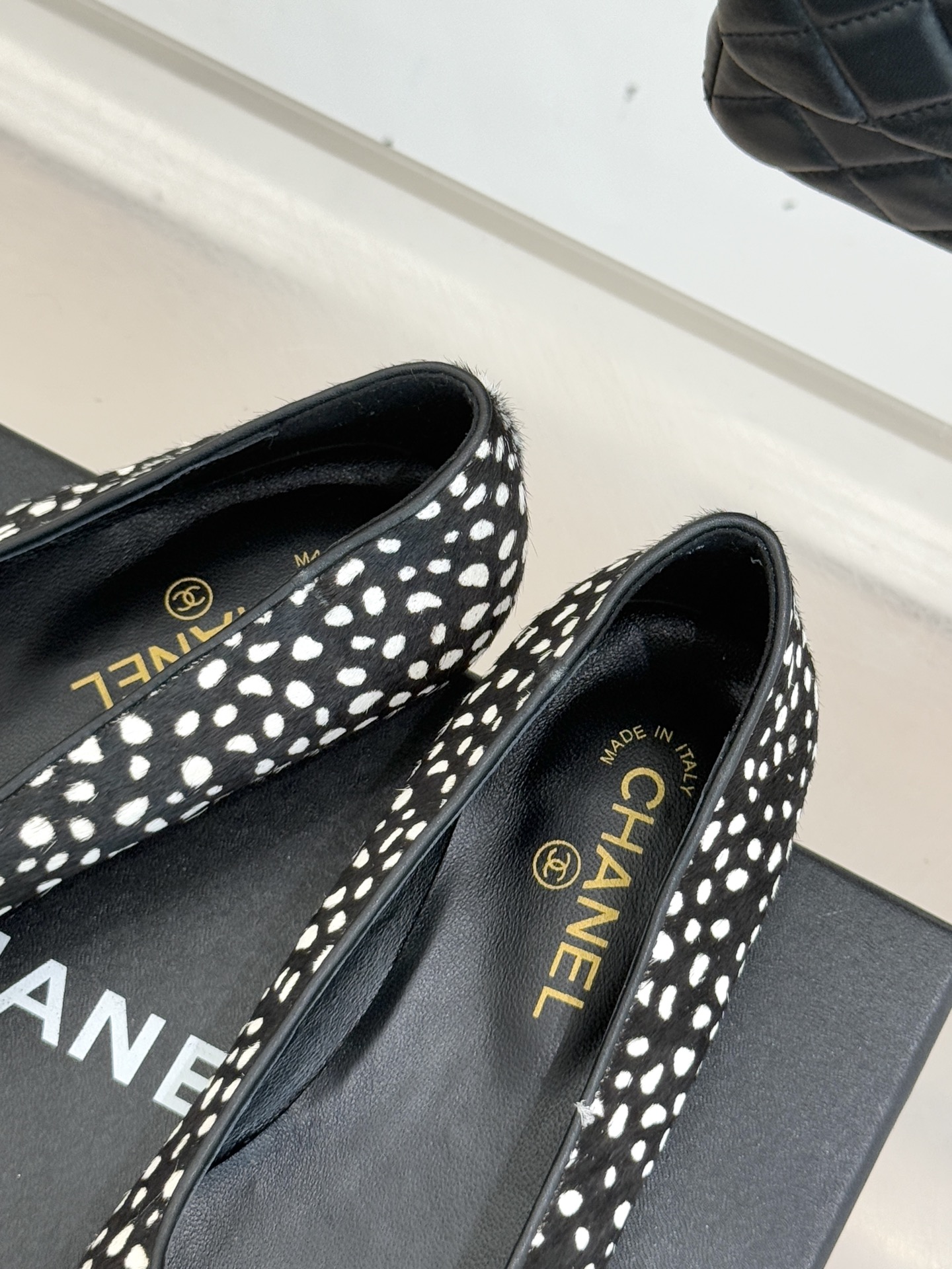 CHANE*｜小香经典方头拼色平底单鞋以利落方头打破圆头的柔和刻板勾勒出极具现代感的足部线条自带复古与前