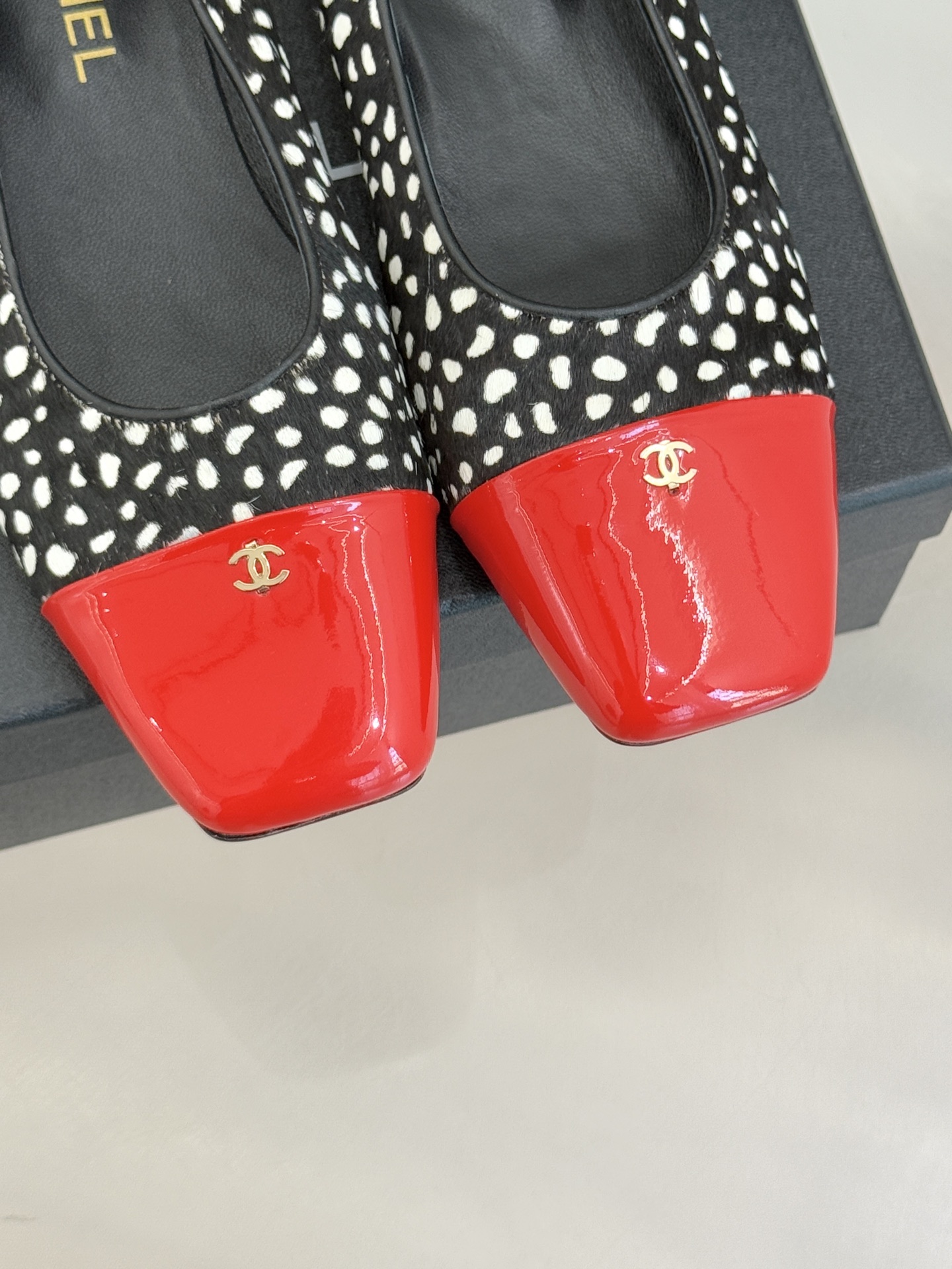 CHANE*｜小香经典方头拼色平底单鞋以利落方头打破圆头的柔和刻板勾勒出极具现代感的足部线条自带复古与前