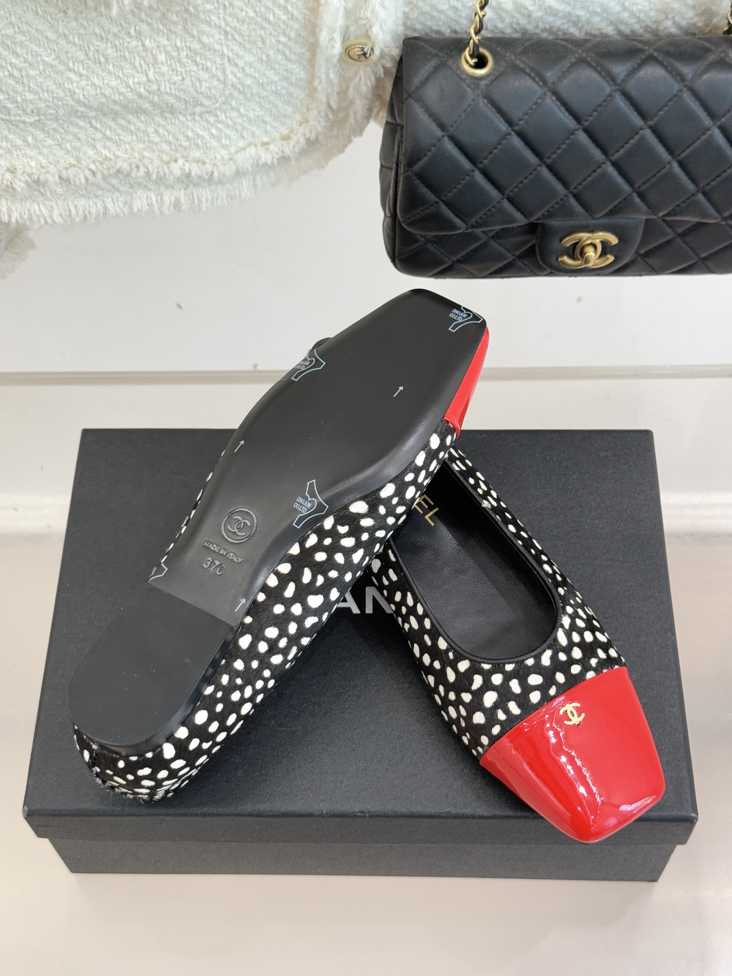 CHANE*｜小香经典方头拼色平底单鞋以利落方头打破圆头的柔和刻板勾勒出极具现代感的足部线条自带复古与前