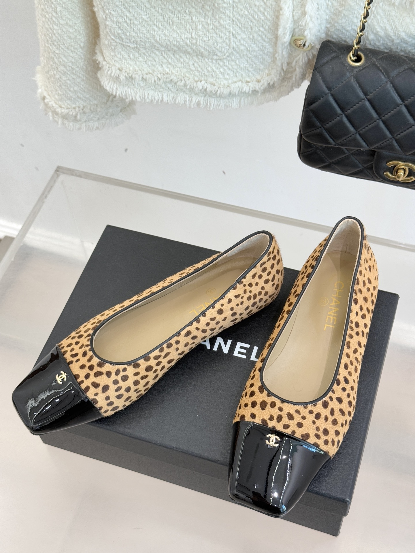 CHANE*｜小香经典方头拼色平底单鞋以利落方头打破圆头的柔和刻板勾勒出极具现代感的足部线条自带复古与前