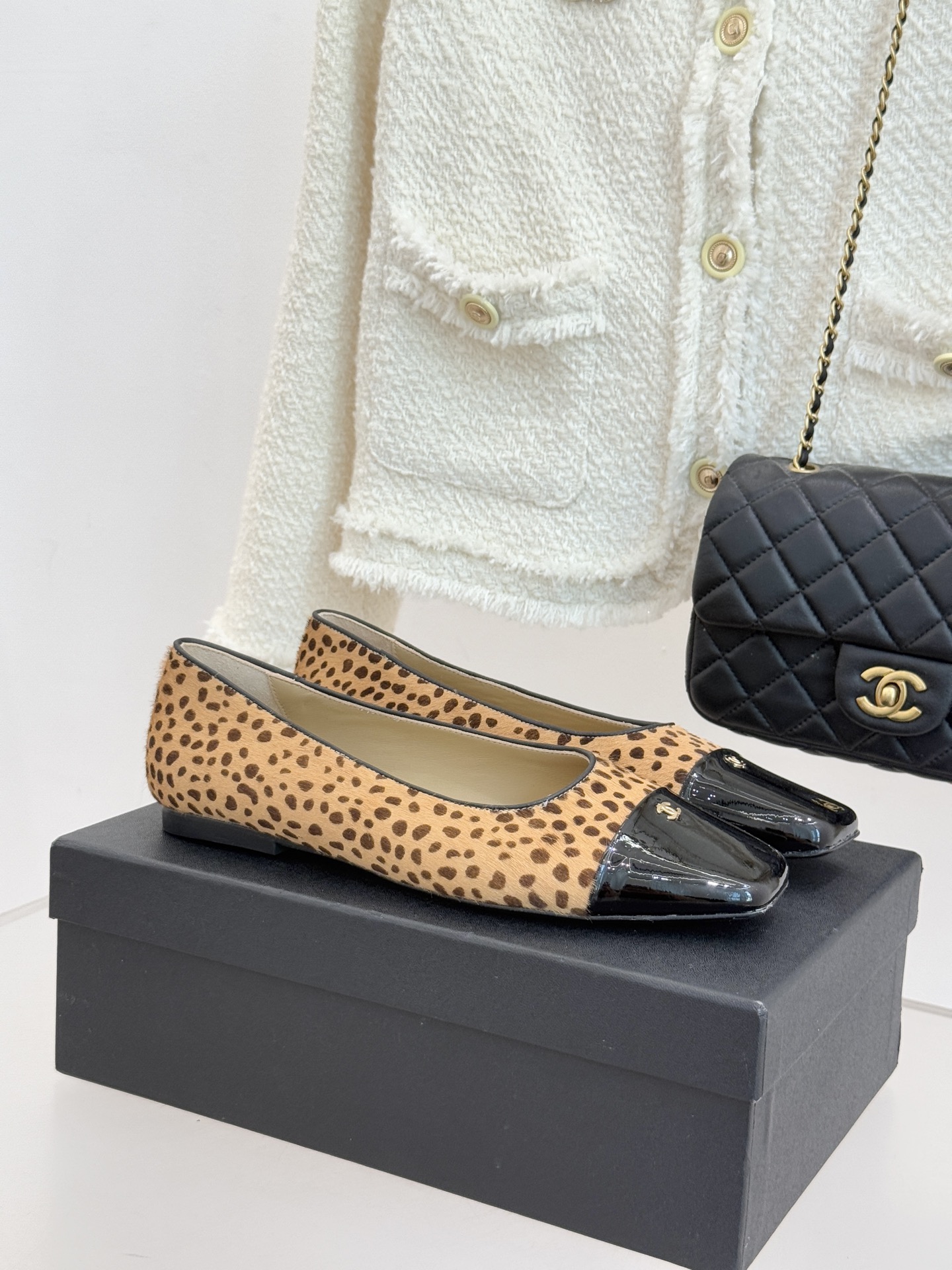 NO:593805,CHANE*｜Xiao Xiang’s classic square toe color-blocked flat shoes. The neat square toe breaks the soft stereotype of the round toe and outlines a very modern foot line. It has a dual aura of retro and avant-garde. High-end color matching such as classic black and milk white, caramel and burgundy. The iconic double C metal buckle is embellished on the toe. Ingenuity is hidden in every stitching. The flat-soled design combines comfort and style. Simple shoe shape without unnecessary decoration.  It can be paired with commuting suit pants to show your sophistication, or it can be matched with floral skirts to achieve French relaxation, allowing every step to strike a balance between elegance and practicality. The fabric is made of original customized materials, and the lining and toes are all sheepskin. Italian imported genuine leather outsole size 35-39 (customized 40/41), single shoes, chanel, skirts, business suit, sheepskin, Leather soles19860909CHANE*｜小香经典方头拼色平底单鞋 以利落方头打破圆头的柔和刻板 勾勒出极具现代感的足部线条 自带复古与前卫的双重气场. 经典黑与奶白、焦糖与酒红等高阶拼色 标志性双C金属扣缀于鞋头 每一处拼接都藏着匠心巧思 平底设计兼顾舒适与格调 无多余装饰的简约鞋型 既能搭配通勤西装裤彰显干练 也能适配碎花裙演绎法式松弛 让每一步都踏在优雅与实穿的平衡点上. 面料采用原版定制材质 内里踮脚均为羊皮 意大利进口真皮大底 size35-39（40/41定制）,单鞋,chanel,skirts,business suit,sheepskin,Leather soles,Women's Shoes