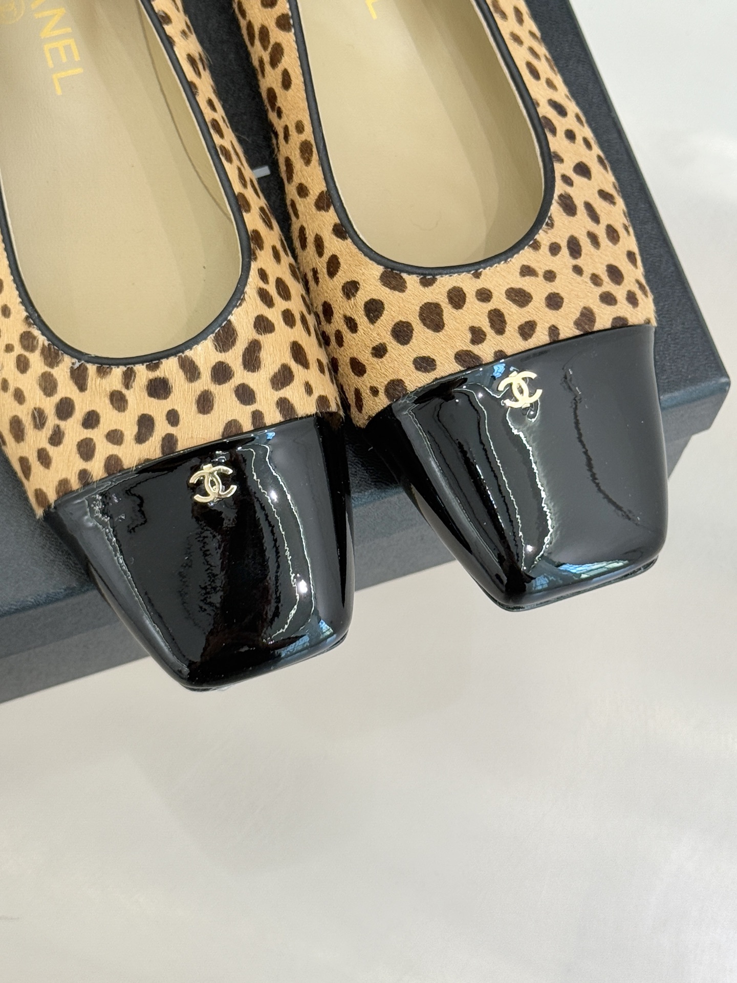 CHANE*｜小香经典方头拼色平底单鞋以利落方头打破圆头的柔和刻板勾勒出极具现代感的足部线条自带复古与前