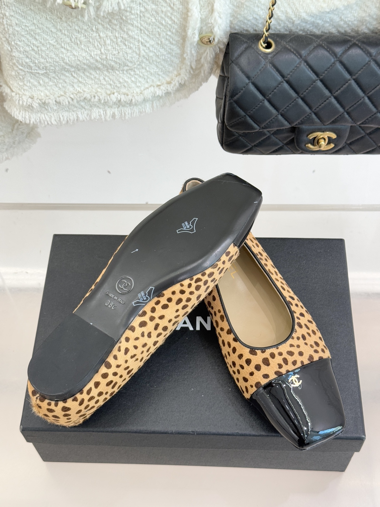 CHANE*｜小香经典方头拼色平底单鞋以利落方头打破圆头的柔和刻板勾勒出极具现代感的足部线条自带复古与前