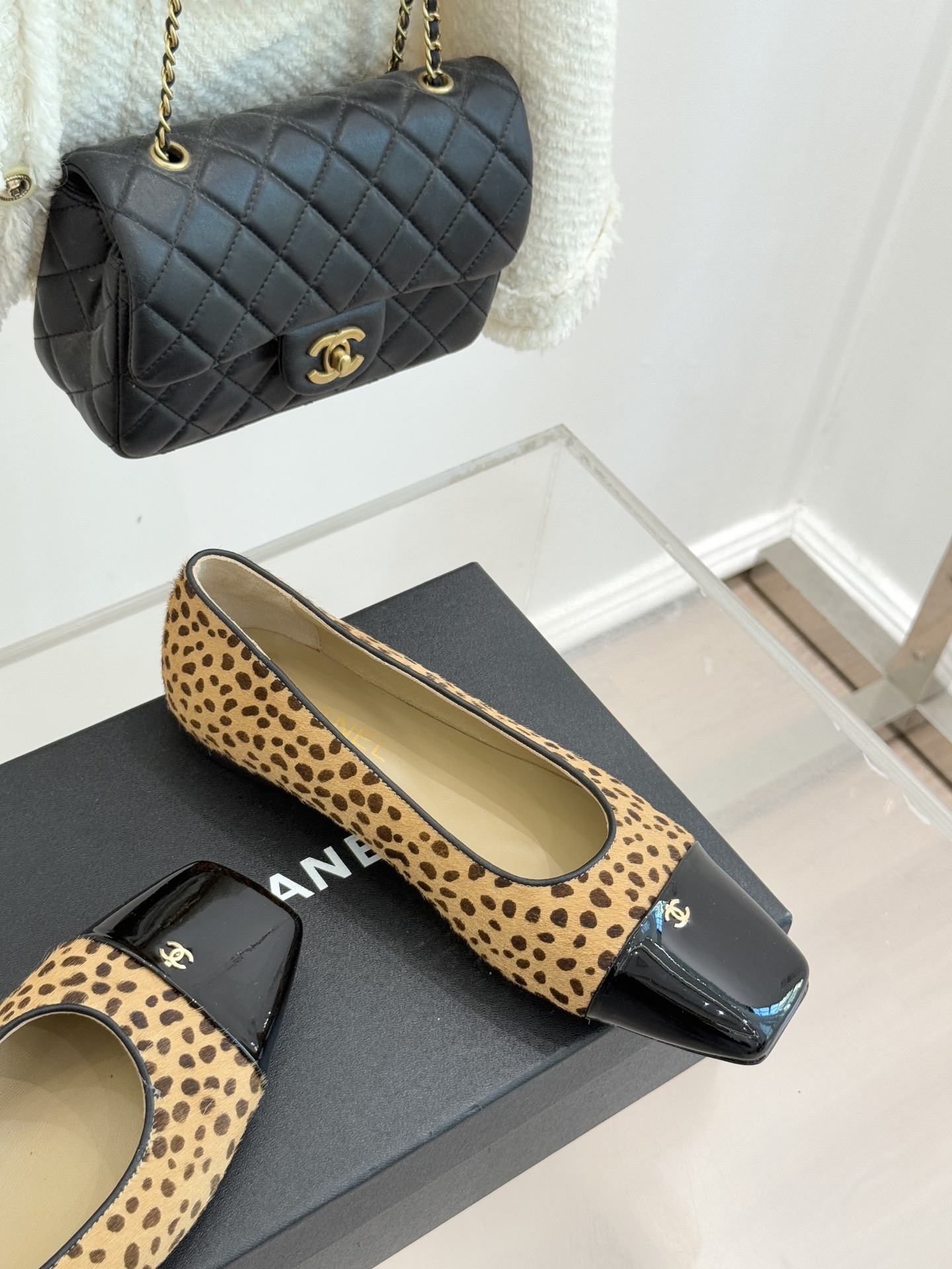 CHANE*｜小香经典方头拼色平底单鞋以利落方头打破圆头的柔和刻板勾勒出极具现代感的足部线条自带复古与前