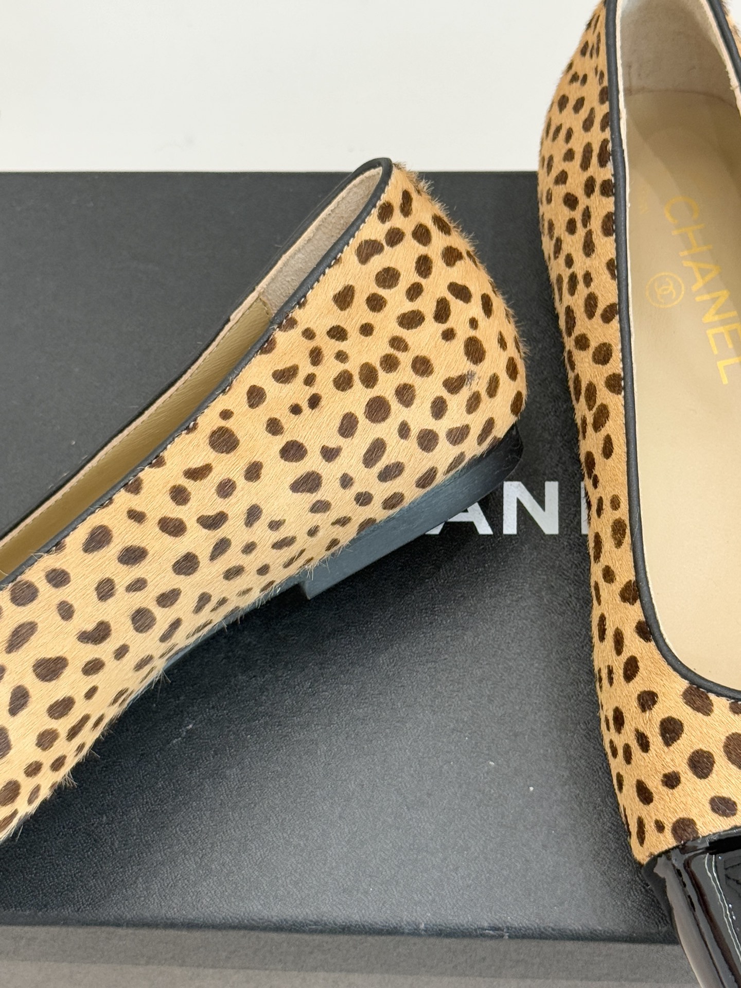 CHANE*｜小香经典方头拼色平底单鞋以利落方头打破圆头的柔和刻板勾勒出极具现代感的足部线条自带复古与前