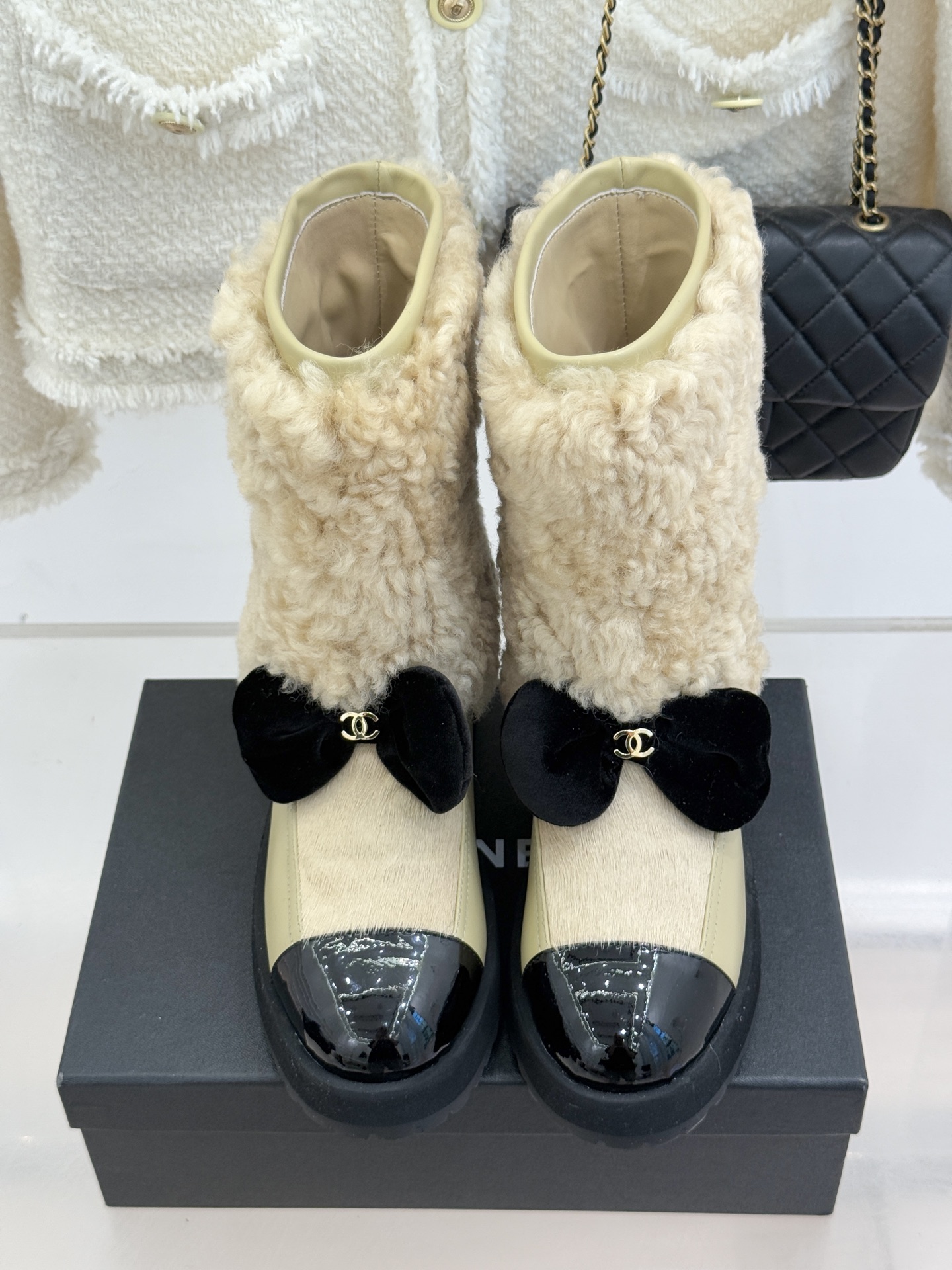 CHANE*｜小香25N Coco Neige双C蝴蝶结拼色厚底雪地靴当圣莫里茨的初雪邂逅巴黎格调这款雪