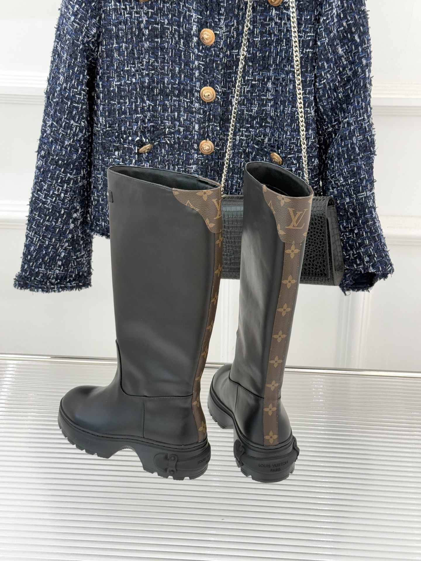 驴家25WF新品老花厚底长靴以品牌标志性老花压印全靴身意大利头层牛皮质感挺括，每一寸纹路都镌刻着经典传承