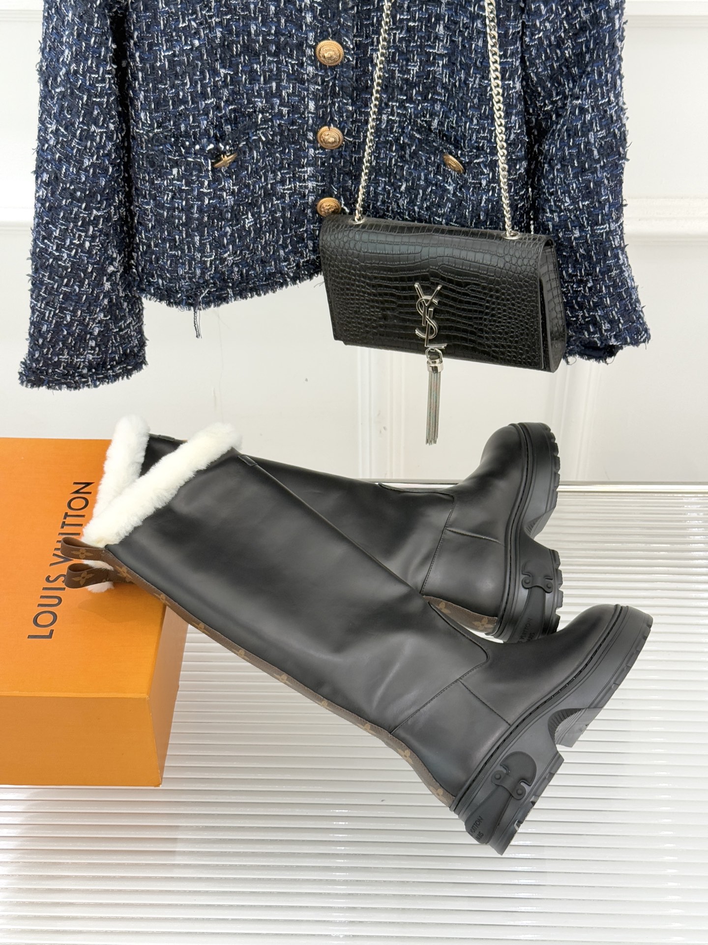 驴家25WF新品老花厚底长靴以品牌标志性老花压印全靴身意大利头层牛皮质感挺括，每一寸纹路都镌刻着经典传承