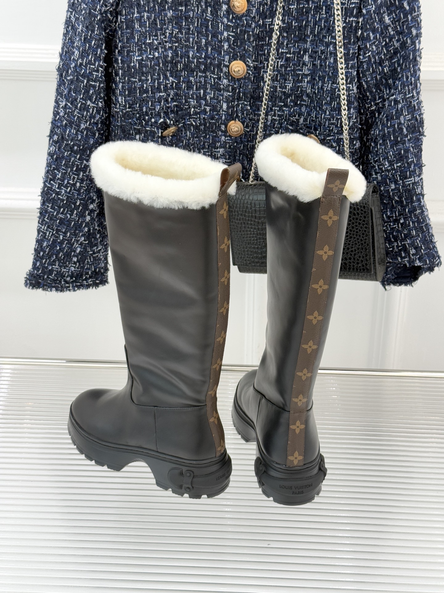 驴家25WF新品老花厚底长靴以品牌标志性老花压印全靴身意大利头层牛皮质感挺括，每一寸纹路都镌刻着经典传承