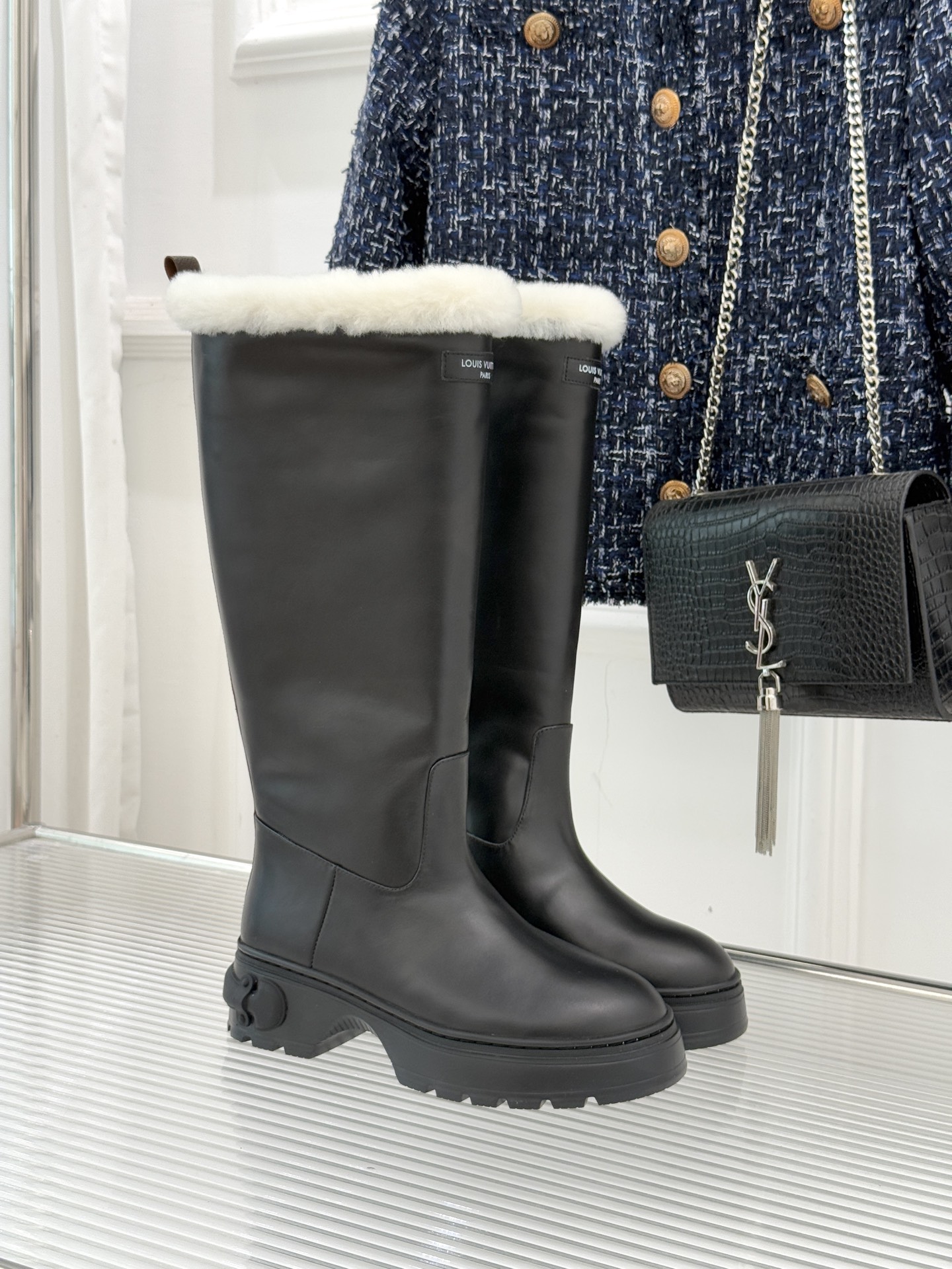 NO:594648,Lujia 25WF new presbyopic thick-soled boots are embossed with the brand's iconic presbyopic pattern. The Italian first-layer cowhide has a crisp texture, and every inch of the texture is engraved with classic heritage. The boot shaft is lined with high-quality wool, which is skin-friendly and not stuffy to the feet. It is equipped with a 4cm lightweight thick sole. Good news for small people. It can elongate the legs invisibly while providing cushioning support. The LV small logo is embellished on the shoe collar. It is low-key and luxurious. Echoing the presbyopic pattern, it has a full sense of luxury.  Whether it is a commuting occasion with a woolen coat or a winter date with a knitted skirt, you can find the perfect balance between warmth and elegance, and step into the fashionable winter style. The fabric is made of first-layer calfskin, the lining is sheepskin/wool, and the original molded custom-made non-slip outsole size 35-39 (40/41), boots, louis vuitton, louis vuitton, louis  vuitton,boots,skirts,cowhide,sheepskin19860909驴家25WF新品老花厚底长靴 以品牌标志性老花压印全靴身 意大利头层牛皮质感挺括, 每一寸纹路都镌刻着经典传承. 靴筒内衬优质羊毛绒 亲肤不闷脚 搭配4cm轻盈厚底 小个子福音 隐形拉长腿型的同时兼具缓震支撑力 LV小标识点缀鞋口 低调又奢华 与老花图案呼应 高级感满满 无论是搭配毛呢大衣的通勤场合 还是配针织裙的冬日约会 都能在保暖与奢雅间找到完美平衡 踏出冬日时髦步调. 面料采用头层小牛皮 内里踮脚为羊皮/羊毛 原版开模定制防滑大底 size35-39（40/41）,靴子,louis vuitton,louis vuitton,louis vuitton,boots,skirts,cowhide,sheepskin,Women's Shoes