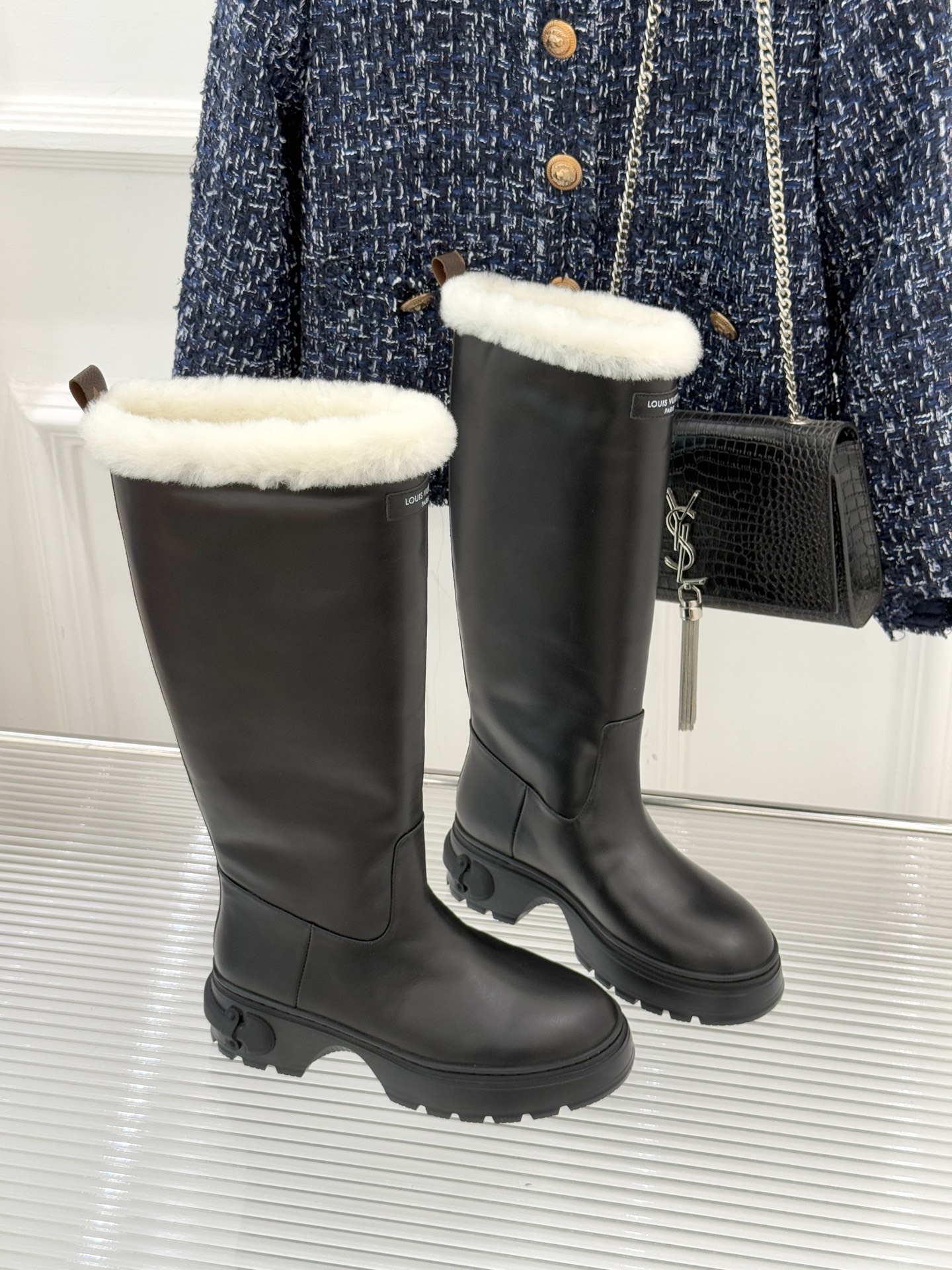 驴家25WF新品老花厚底长靴以品牌标志性老花压印全靴身意大利头层牛皮质感挺括，每一寸纹路都镌刻着经典传承