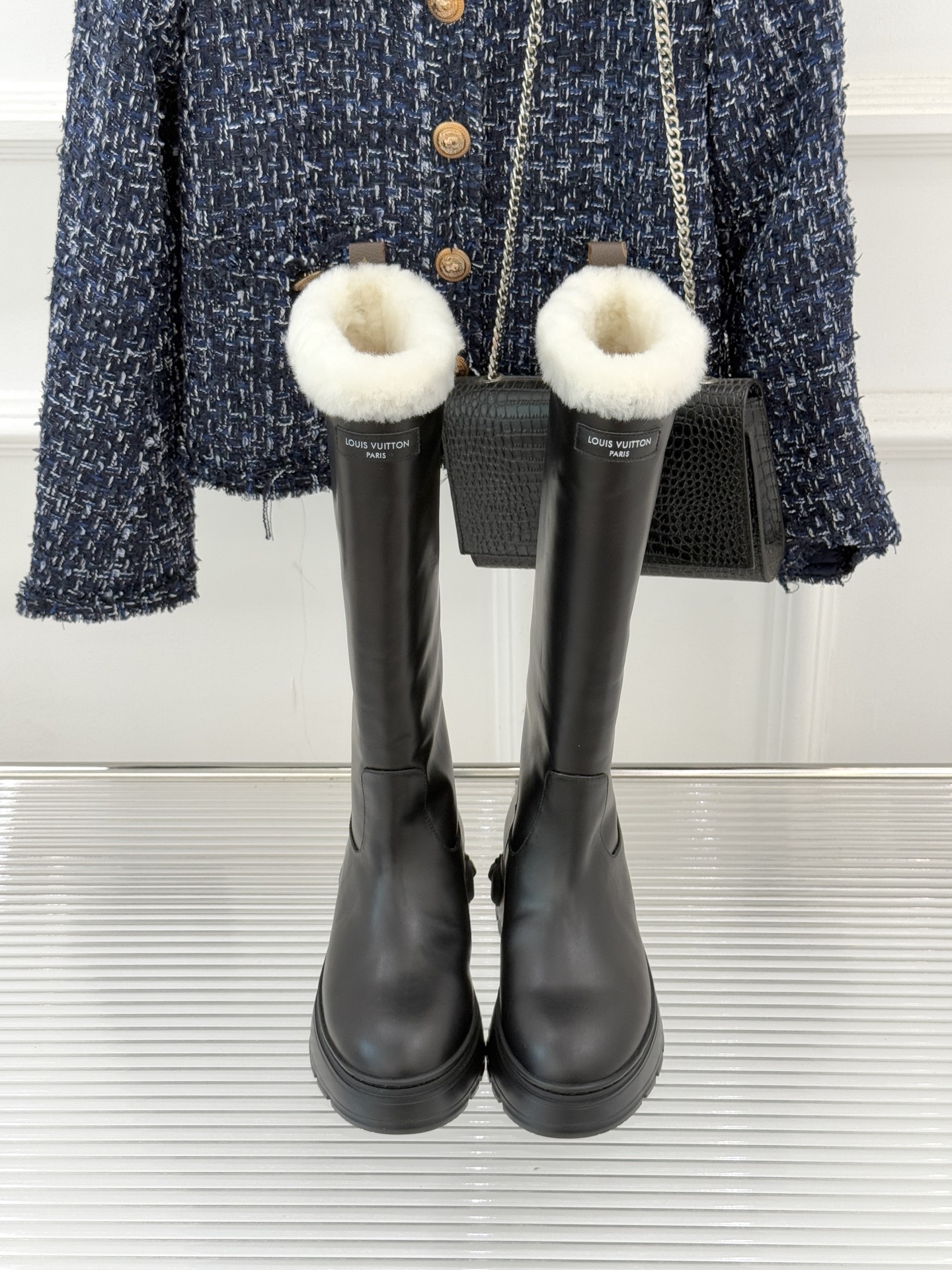 驴家25WF新品老花厚底长靴以品牌标志性老花压印全靴身意大利头层牛皮质感挺括，每一寸纹路都镌刻着经典传承