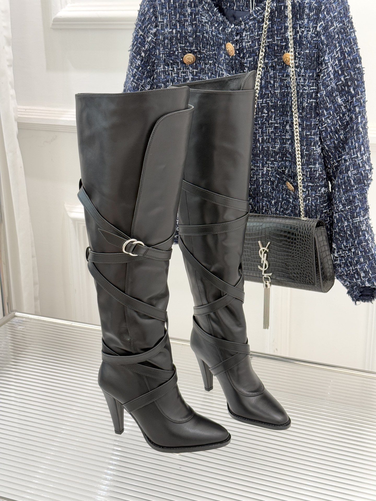 Saint Lauren*圣罗兰25WF新品皮带扣高跟长靴当法式奢感撞上机能美学这款高跟长靴以“神靴”姿