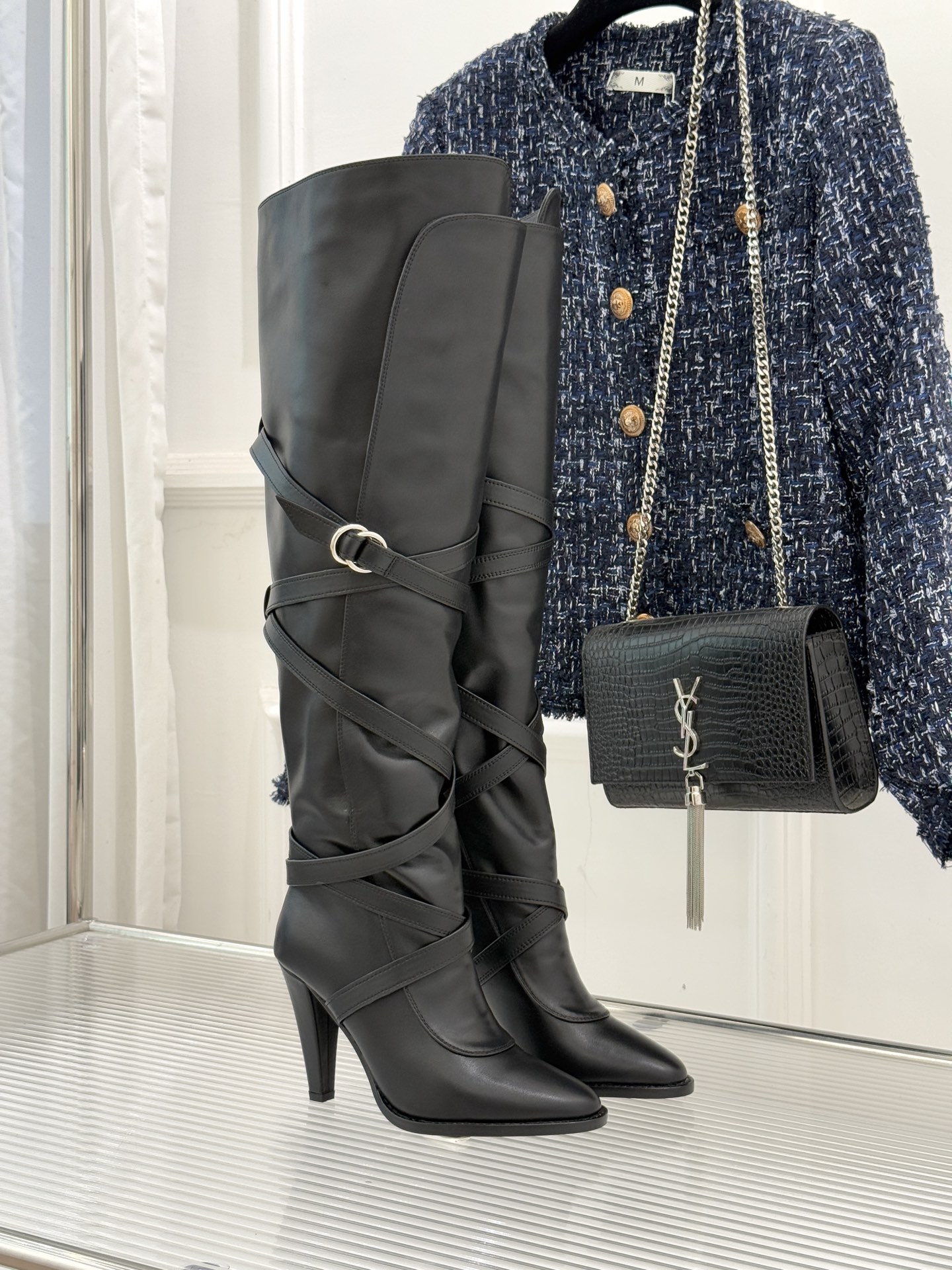 Saint Lauren*圣罗兰25WF新品皮带扣高跟长靴当法式奢感撞上机能美学这款高跟长靴以“神靴”姿