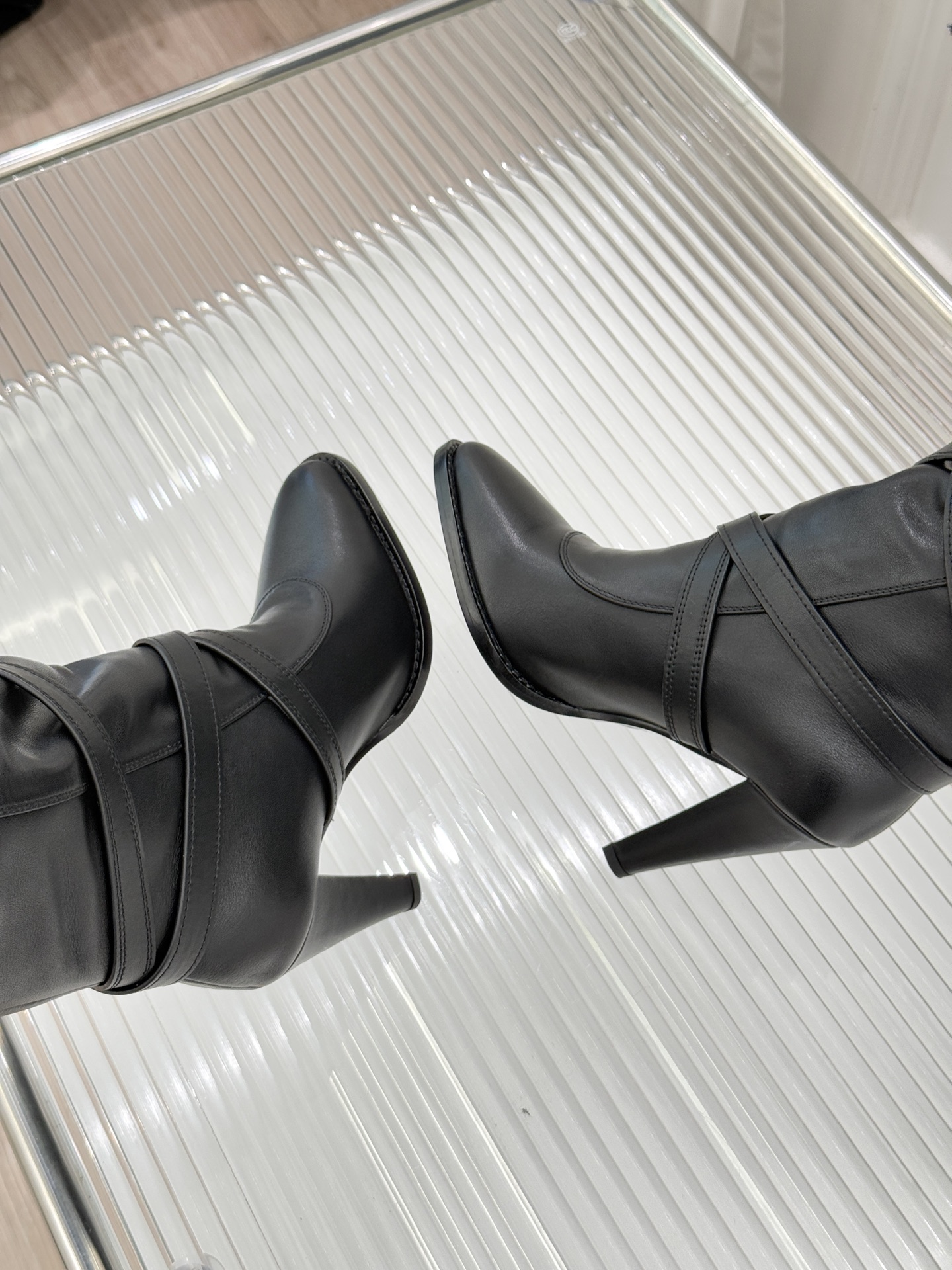 Saint Lauren*圣罗兰25WF新品皮带扣高跟长靴当法式奢感撞上机能美学这款高跟长靴以“神靴”姿