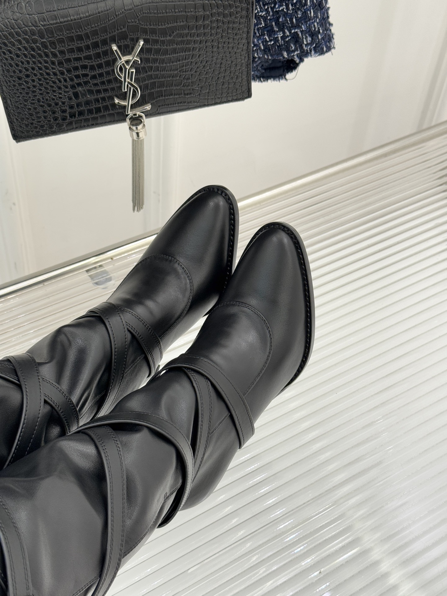 Saint Lauren*圣罗兰25WF新品皮带扣高跟长靴当法式奢感撞上机能美学这款高跟长靴以“神靴”姿