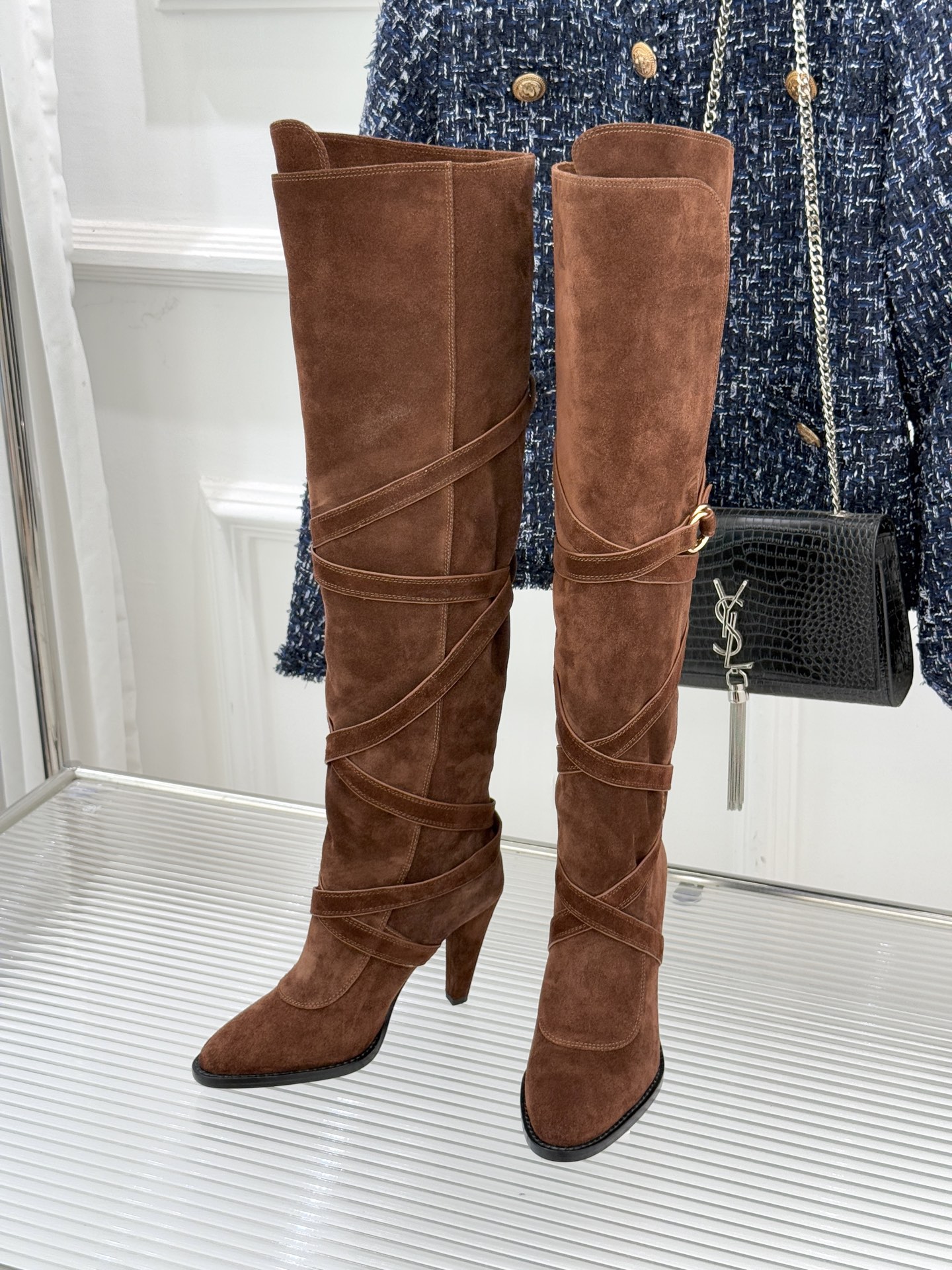 Saint Lauren*圣罗兰25WF新品皮带扣高跟长靴当法式奢感撞上机能美学这款高跟长靴以“神靴”姿