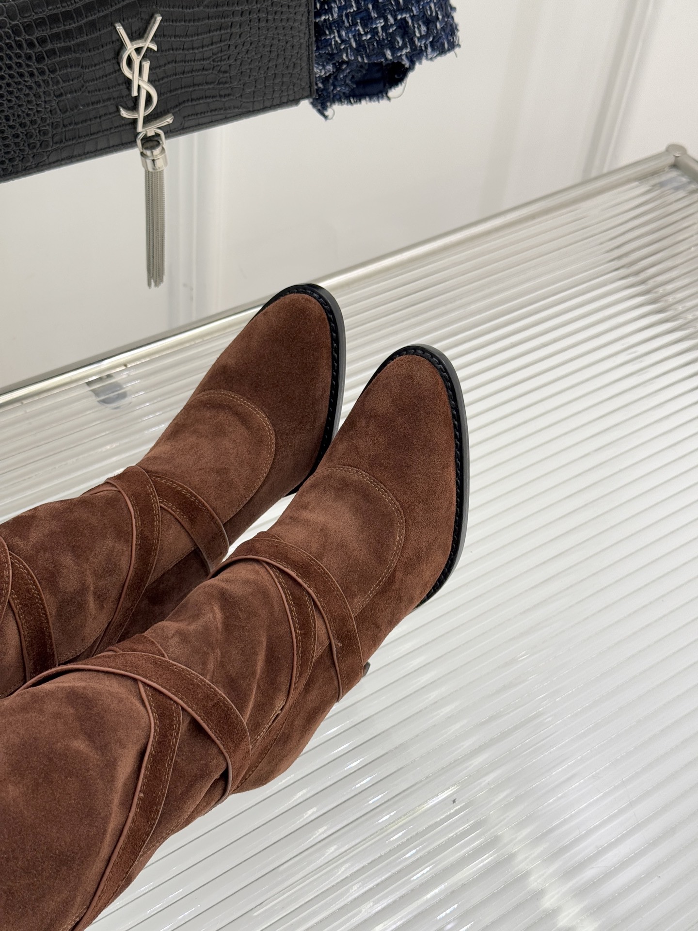 Saint Lauren*圣罗兰25WF新品皮带扣高跟长靴当法式奢感撞上机能美学这款高跟长靴以“神靴”姿