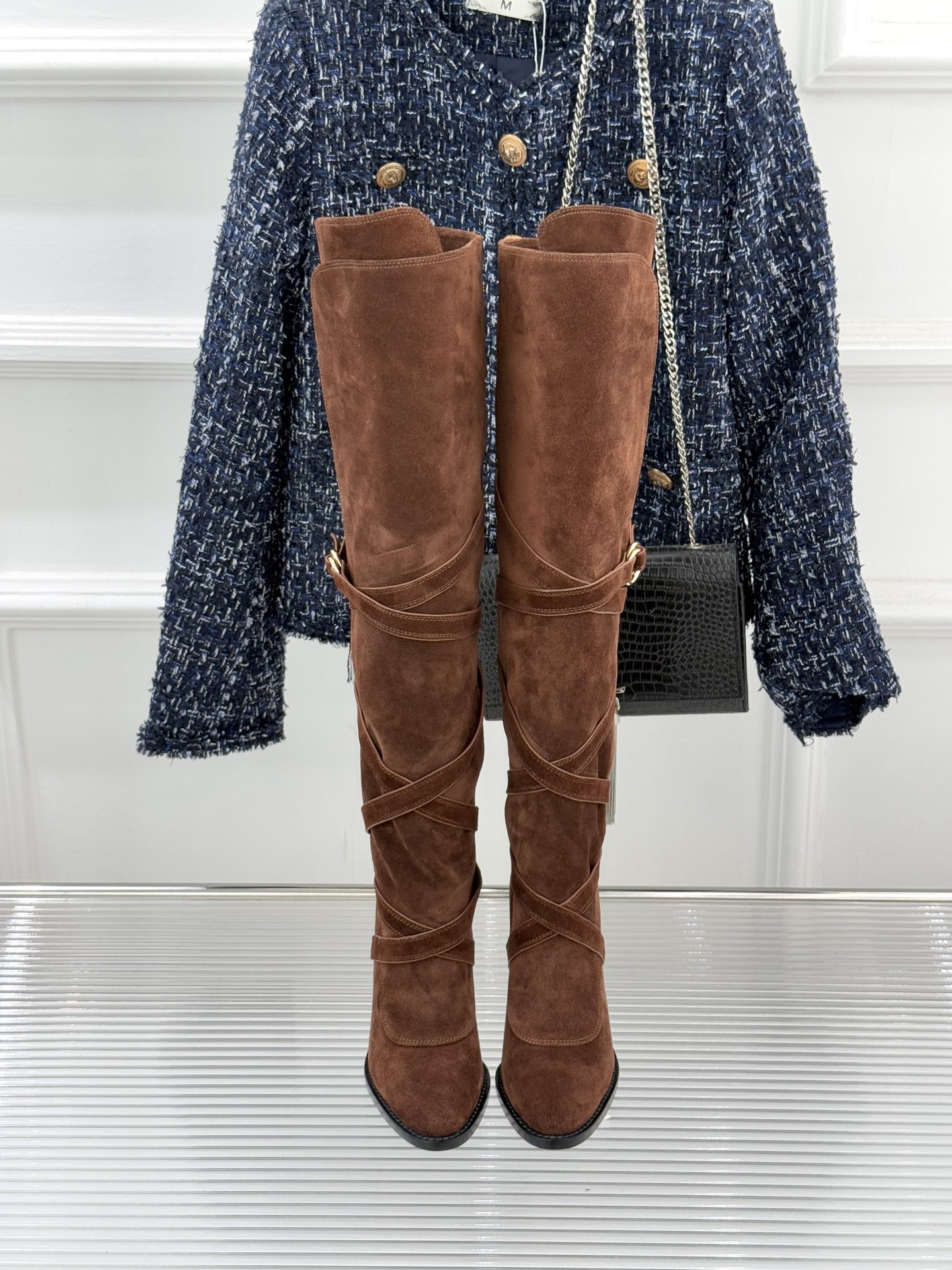 Saint Lauren*圣罗兰25WF新品皮带扣高跟长靴当法式奢感撞上机能美学这款高跟长靴以“神靴”姿