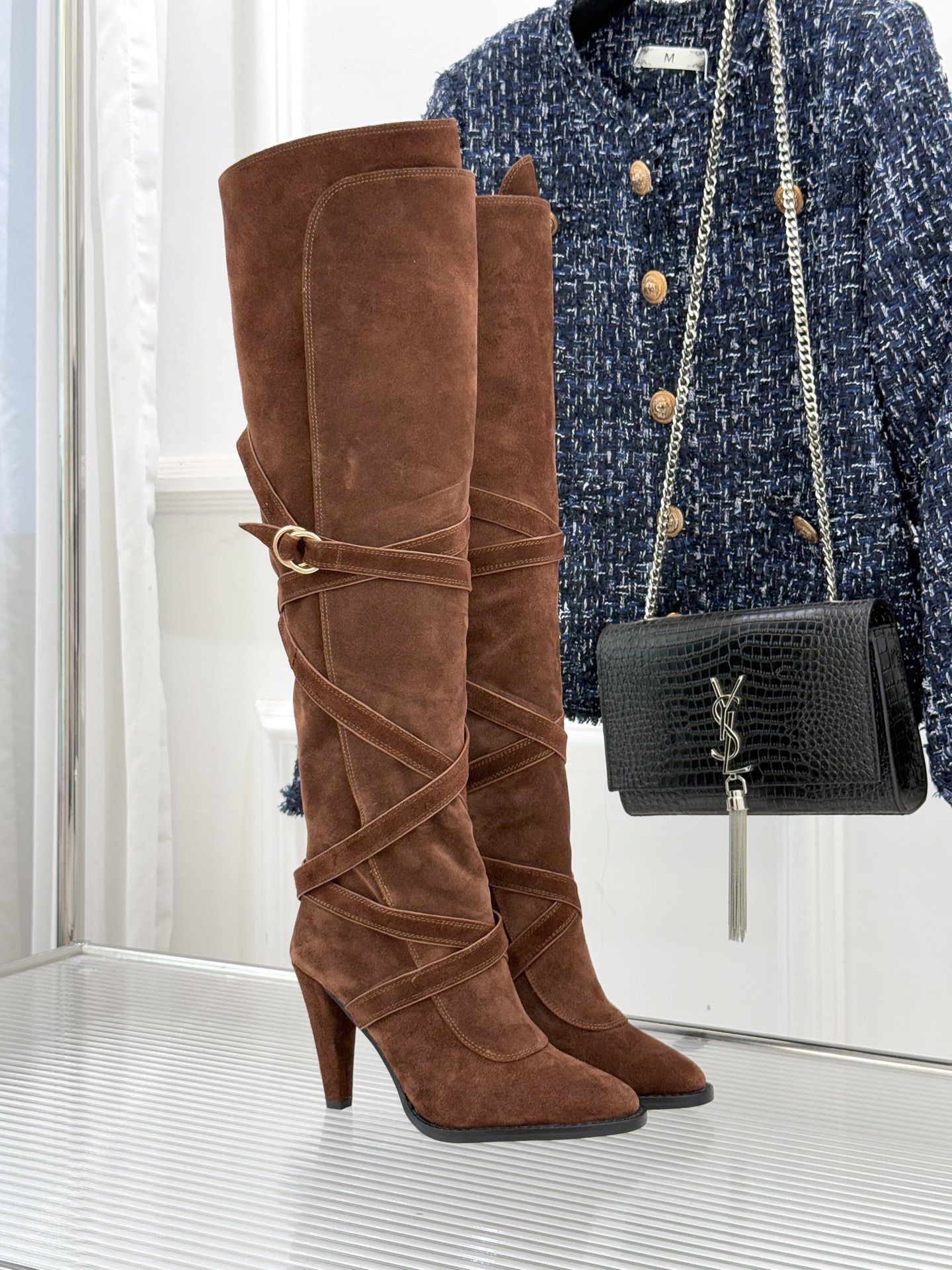 NO:613465,Saint Lauren* Saint Laurent 25WF new product belt buckle high-heeled boots When French luxury meets functional aesthetics, these high-heeled boots reshape the voice of autumn and winter footwear with the attitude of 'magic boots'. The iconic metal belt buckle is engraved with the classic logo, which is both the highlight of the seam and a style statement. It echoes the smooth zipper on the side, showing a neat aura when putting on and taking off. The 9cm trapezoidal thick heel is ergonomically adjusted to take into account the upright posture and steady steps.  There is no pressure for commuting, dating or going to dinner. It is the 'body magic' that lengthens the proportions. It is the 'styling needle' that improves texture. It is also the self-confidence armor of every independent woman. When you put it on, you will become a god. Every step has its own highlight. The fabric is made of original calfskin/cow suede. The lining of the toes is all cowhide. Italian imported genuine leather outsole size 35-39 (customized 40/41), boots, saint laurent, saint  laurent,boots,cowhide,leather soles19860909Saint Lauren*圣罗兰25WF新品 皮带扣高跟长靴 当法式奢感撞上机能美学 这款高跟长靴以“神靴”姿态 重塑秋冬鞋履话语权. 标志性金属皮带扣镌刻经典标识 既是锁边亮点也是风格宣言 与侧面流畅拉链形成呼应 穿脱间尽显利落气场. 9cm梯形粗跟经人体工学调校 兼顾挺拔姿态与稳健步履 通勤、约会赴宴皆无压力 它是拉长比例的“身材魔法” 是提升质感的“造型定海神针” 更是每一位独立女性的自信铠甲 穿上即封神 每一步都自带高光. 面料采用原版小牛皮/牛反绒 内里踮脚均为牛皮 意大利进口真皮大底 size35-39（40/41定制）,靴子,saint laurent,saint laurent,boots,cowhide,Leather soles,Women's Shoes