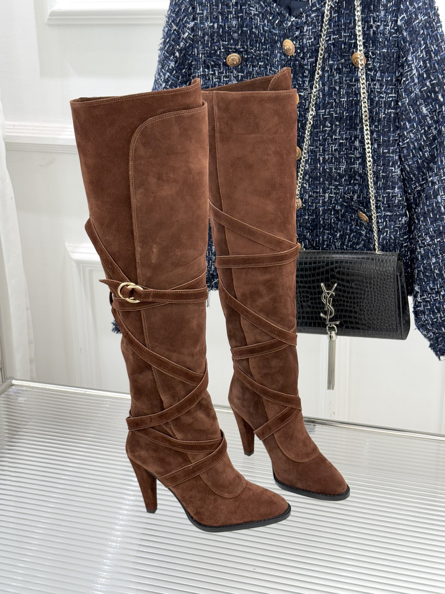 Saint Lauren*圣罗兰25WF新品皮带扣高跟长靴当法式奢感撞上机能美学这款高跟长靴以“神靴”姿