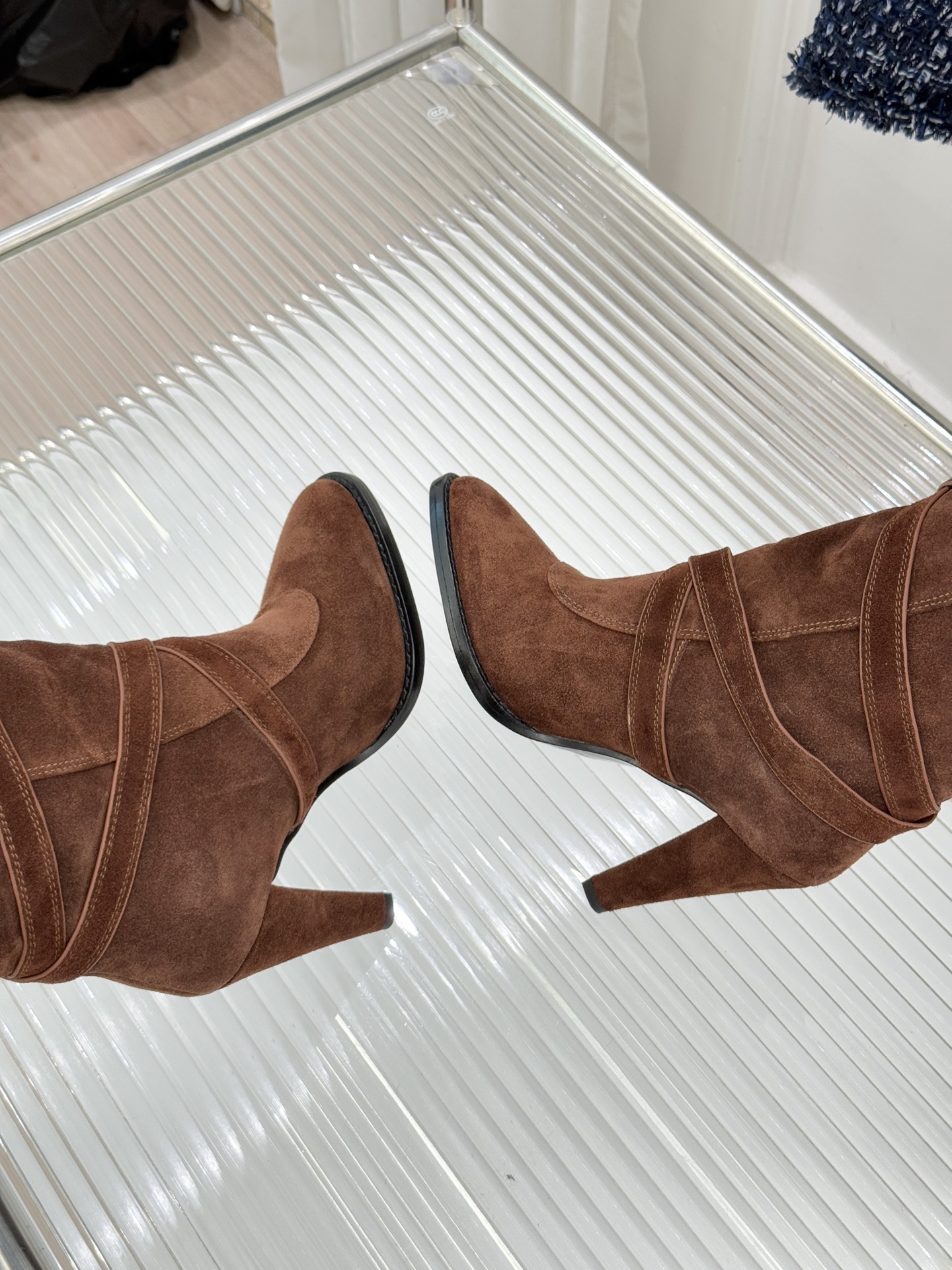 Saint Lauren*圣罗兰25WF新品皮带扣高跟长靴当法式奢感撞上机能美学这款高跟长靴以“神靴”姿