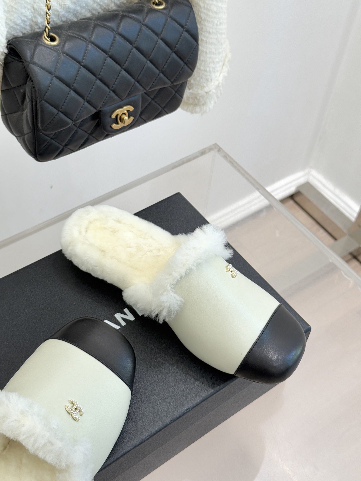 CHANE*｜小香经典双C包头半拖毛拖当法式经典邂逅冬日暖意这双毛拖以毫不费力的时髦感承包秋冬所有慵懒与