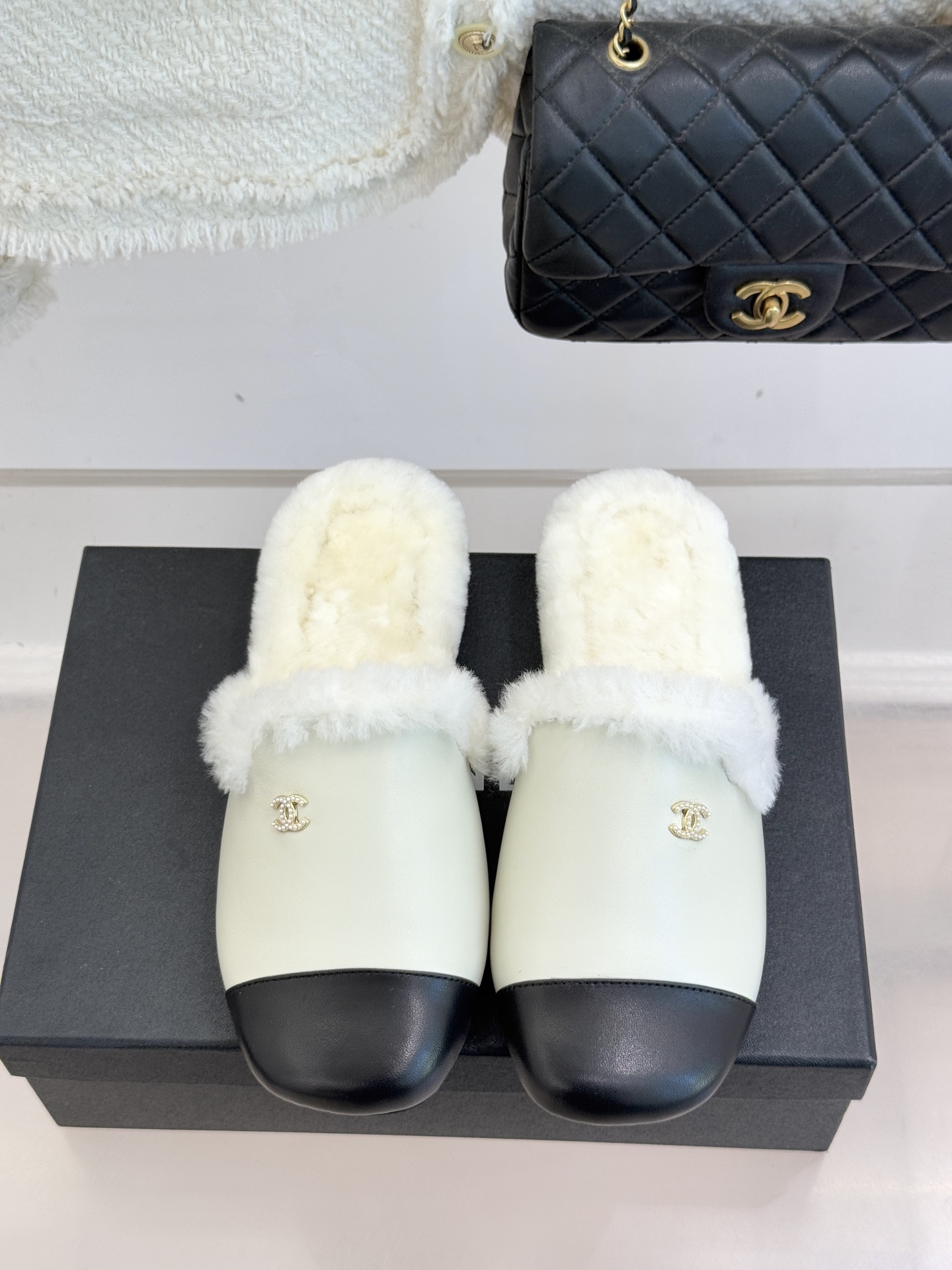 CHANE*｜小香经典双C包头半拖毛拖当法式经典邂逅冬日暖意这双毛拖以毫不费力的时髦感承包秋冬所有慵懒与