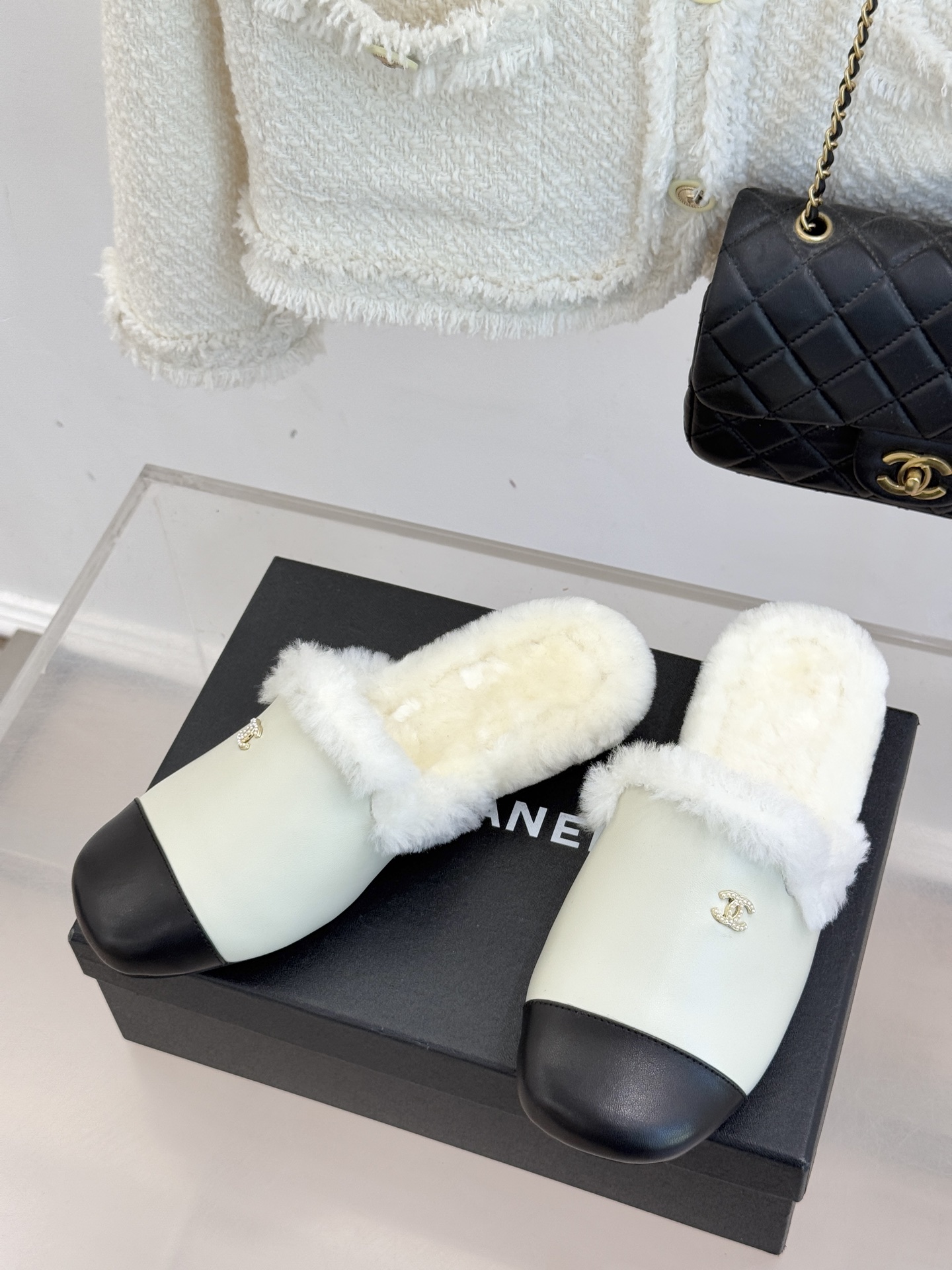 CHANE*｜小香经典双C包头半拖毛拖当法式经典邂逅冬日暖意这双毛拖以毫不费力的时髦感承包秋冬所有慵懒与