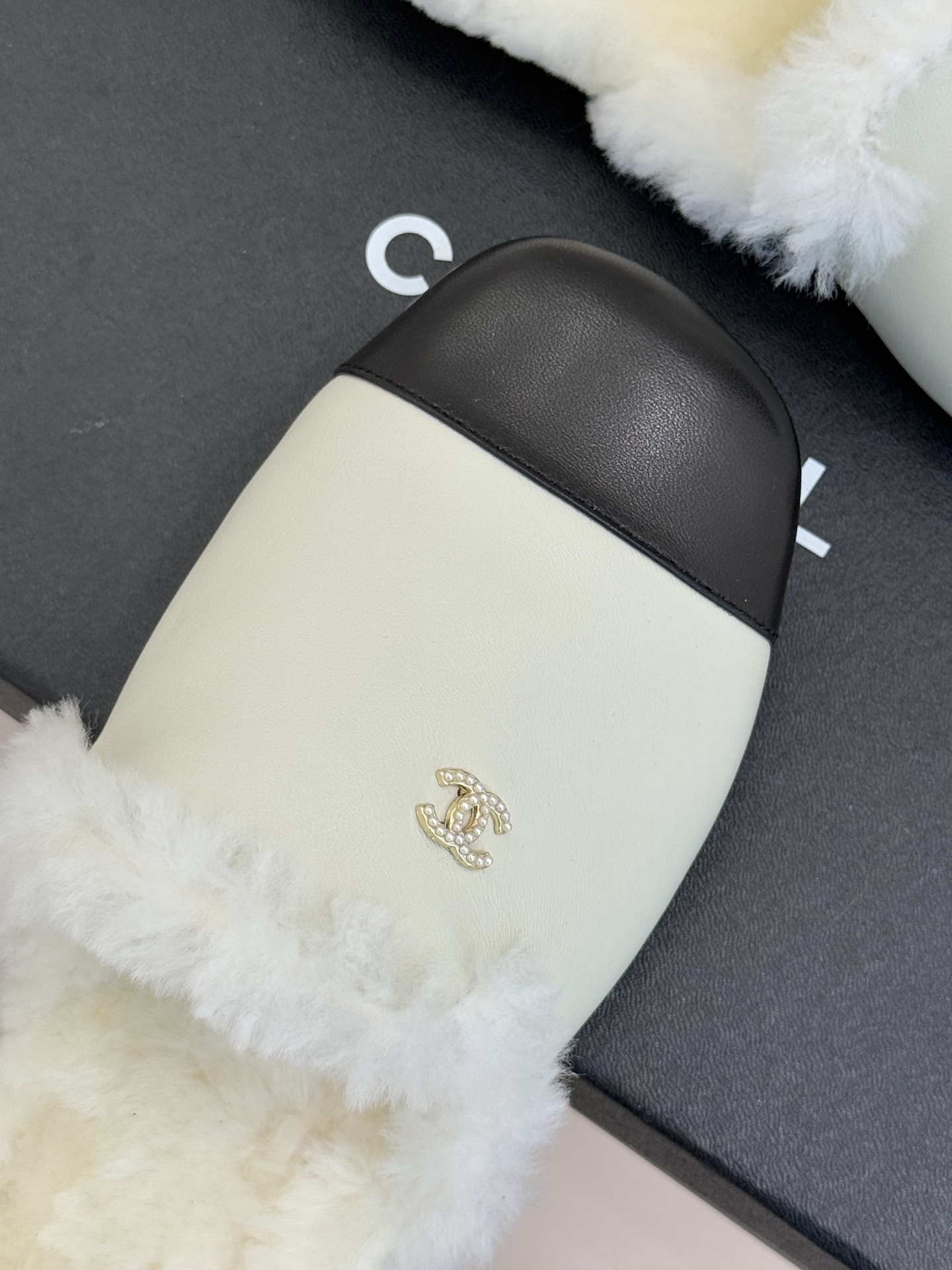 CHANE*｜小香经典双C包头半拖毛拖当法式经典邂逅冬日暖意这双毛拖以毫不费力的时髦感承包秋冬所有慵懒与