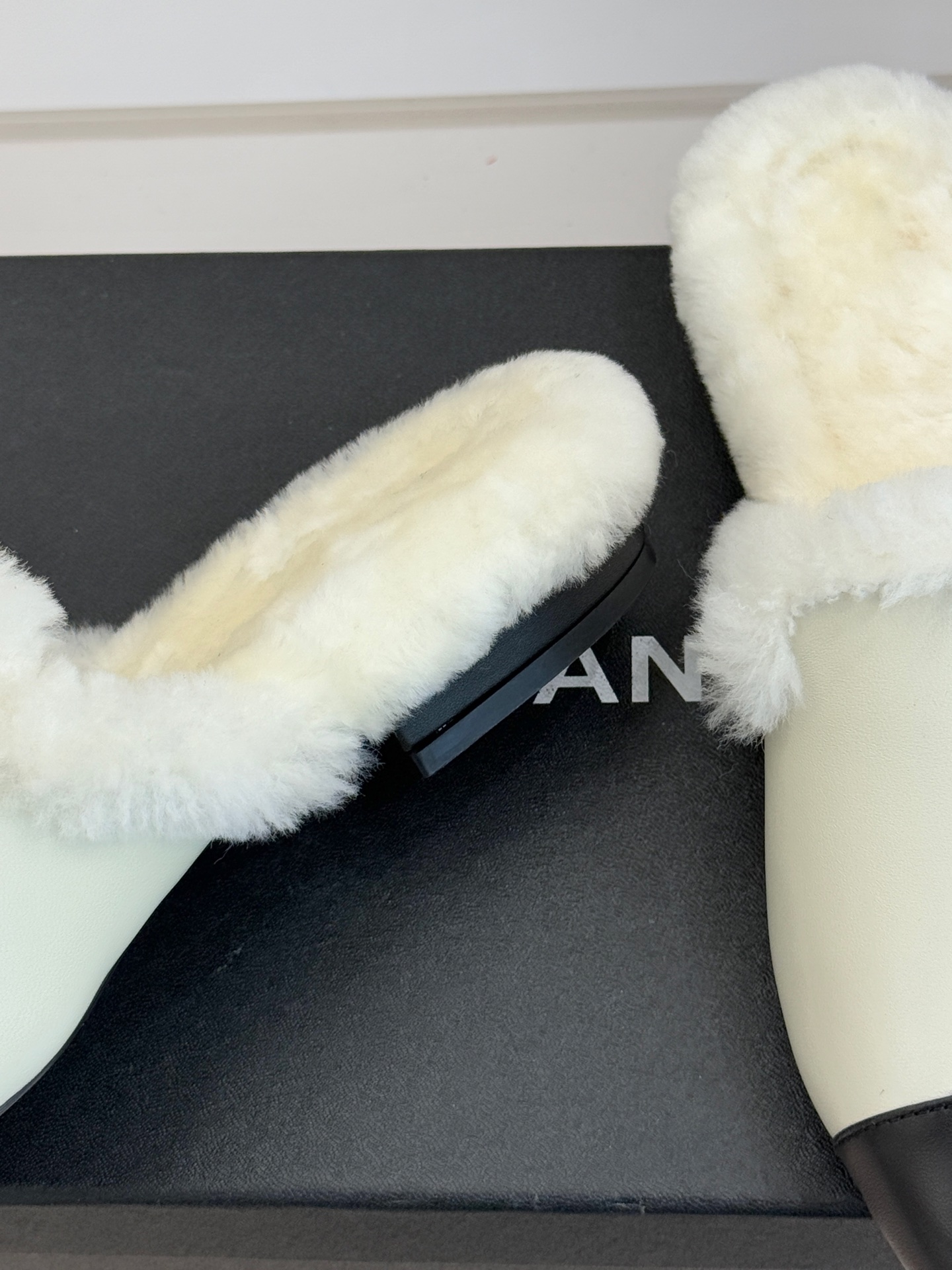 CHANE*｜小香经典双C包头半拖毛拖当法式经典邂逅冬日暖意这双毛拖以毫不费力的时髦感承包秋冬所有慵懒与