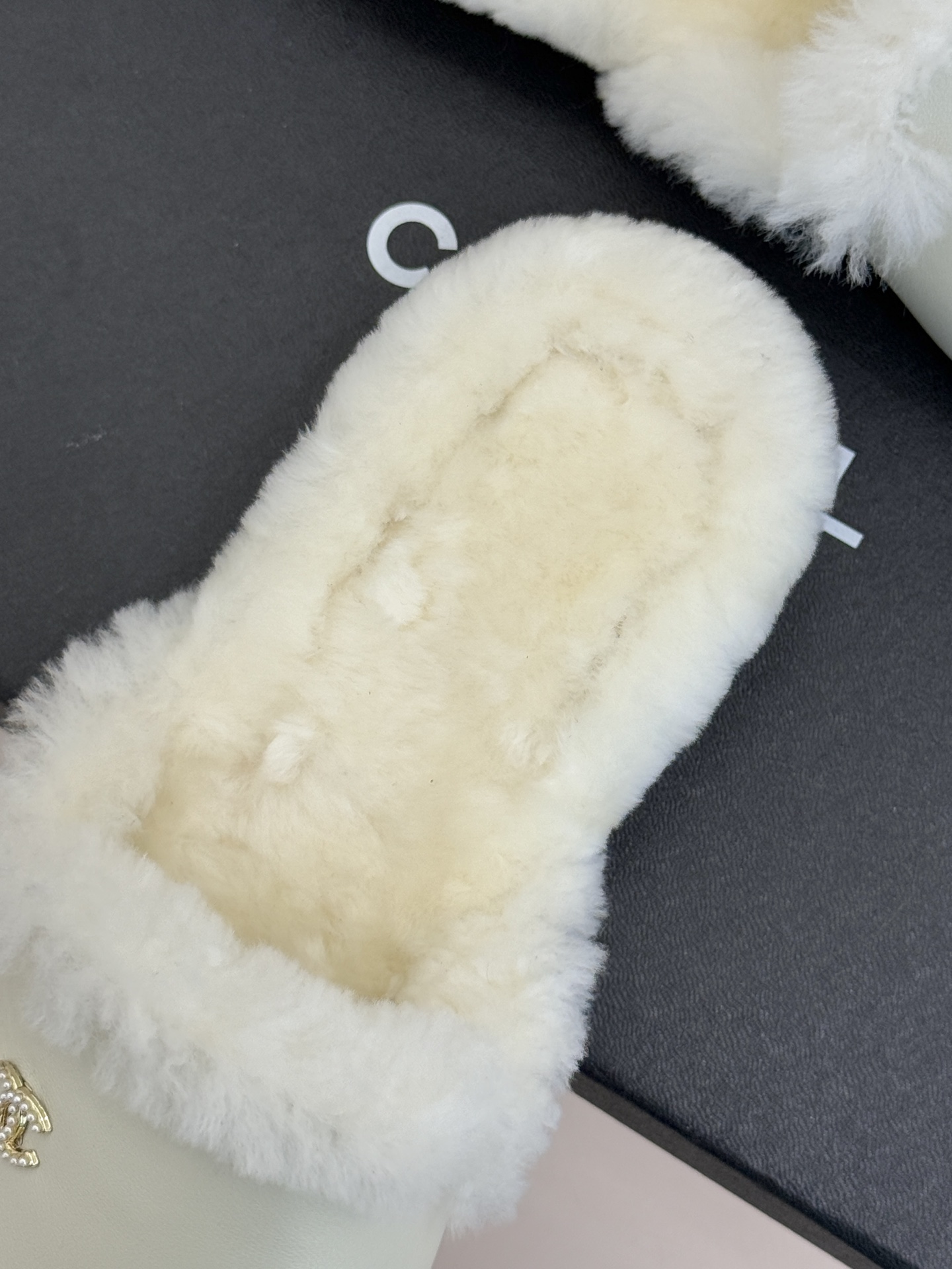 CHANE*｜小香经典双C包头半拖毛拖当法式经典邂逅冬日暖意这双毛拖以毫不费力的时髦感承包秋冬所有慵懒与