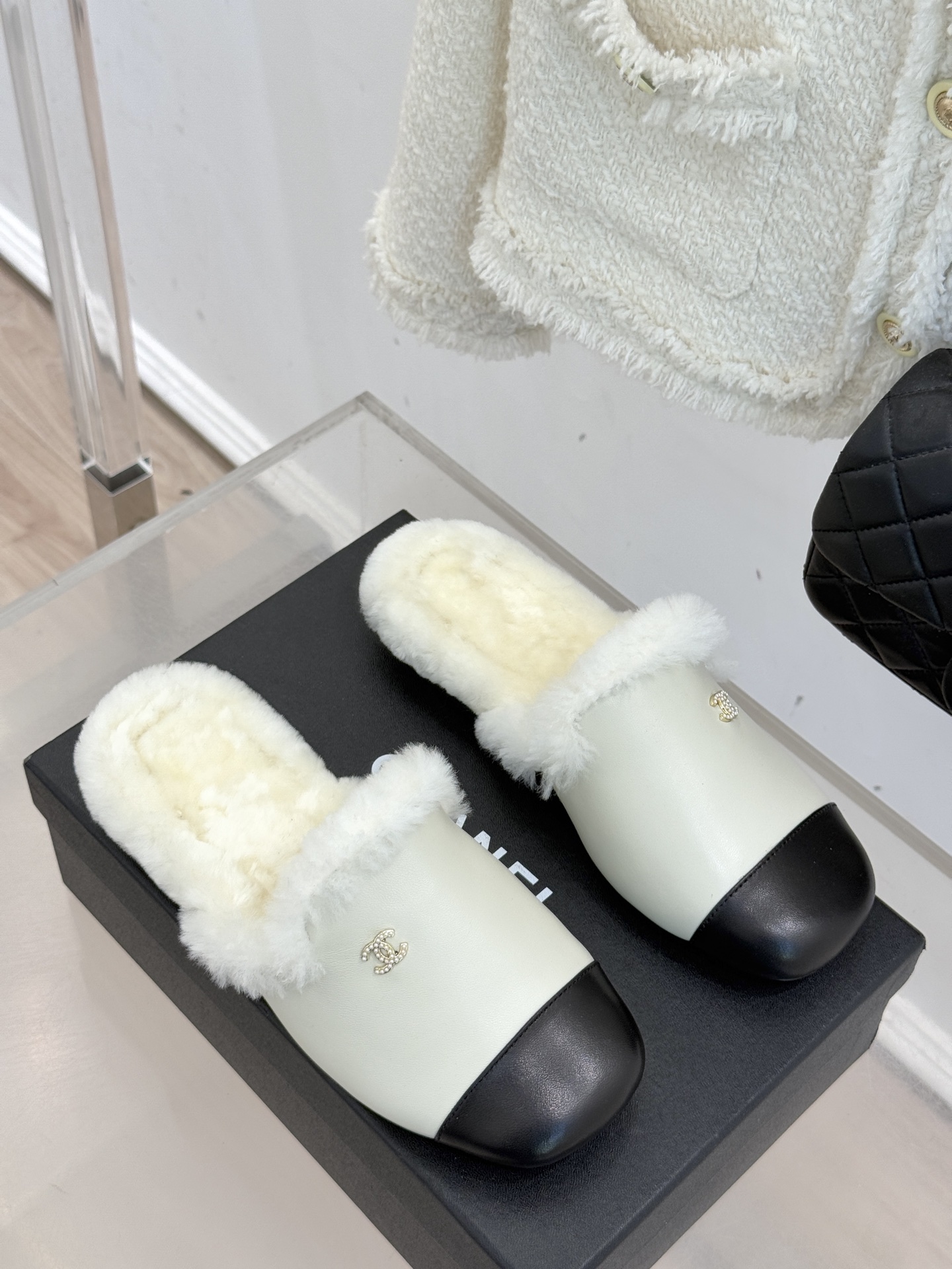 CHANE*｜小香经典双C包头半拖毛拖当法式经典邂逅冬日暖意这双毛拖以毫不费力的时髦感承包秋冬所有慵懒与