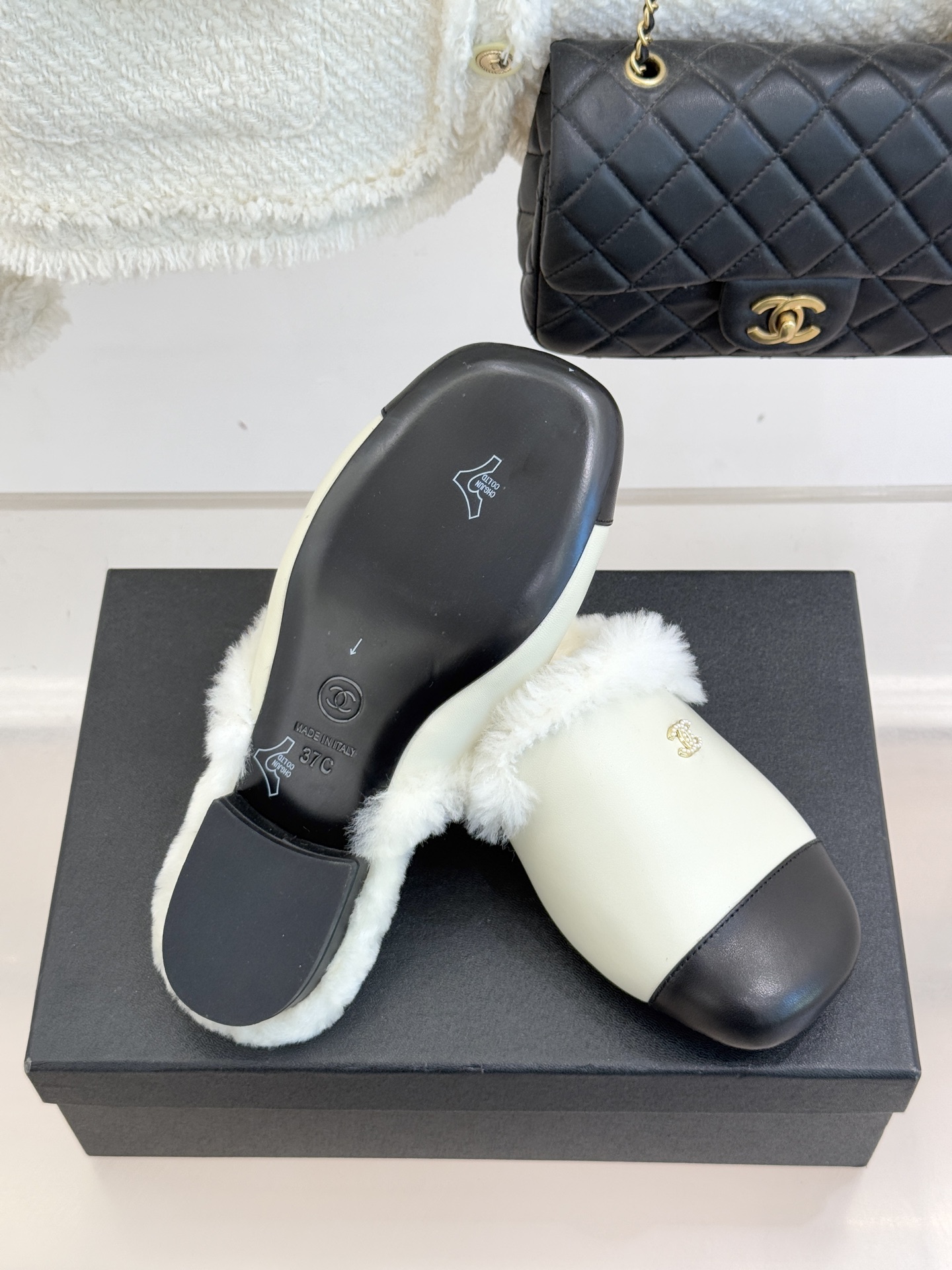 CHANE*｜小香经典双C包头半拖毛拖当法式经典邂逅冬日暖意这双毛拖以毫不费力的时髦感承包秋冬所有慵懒与