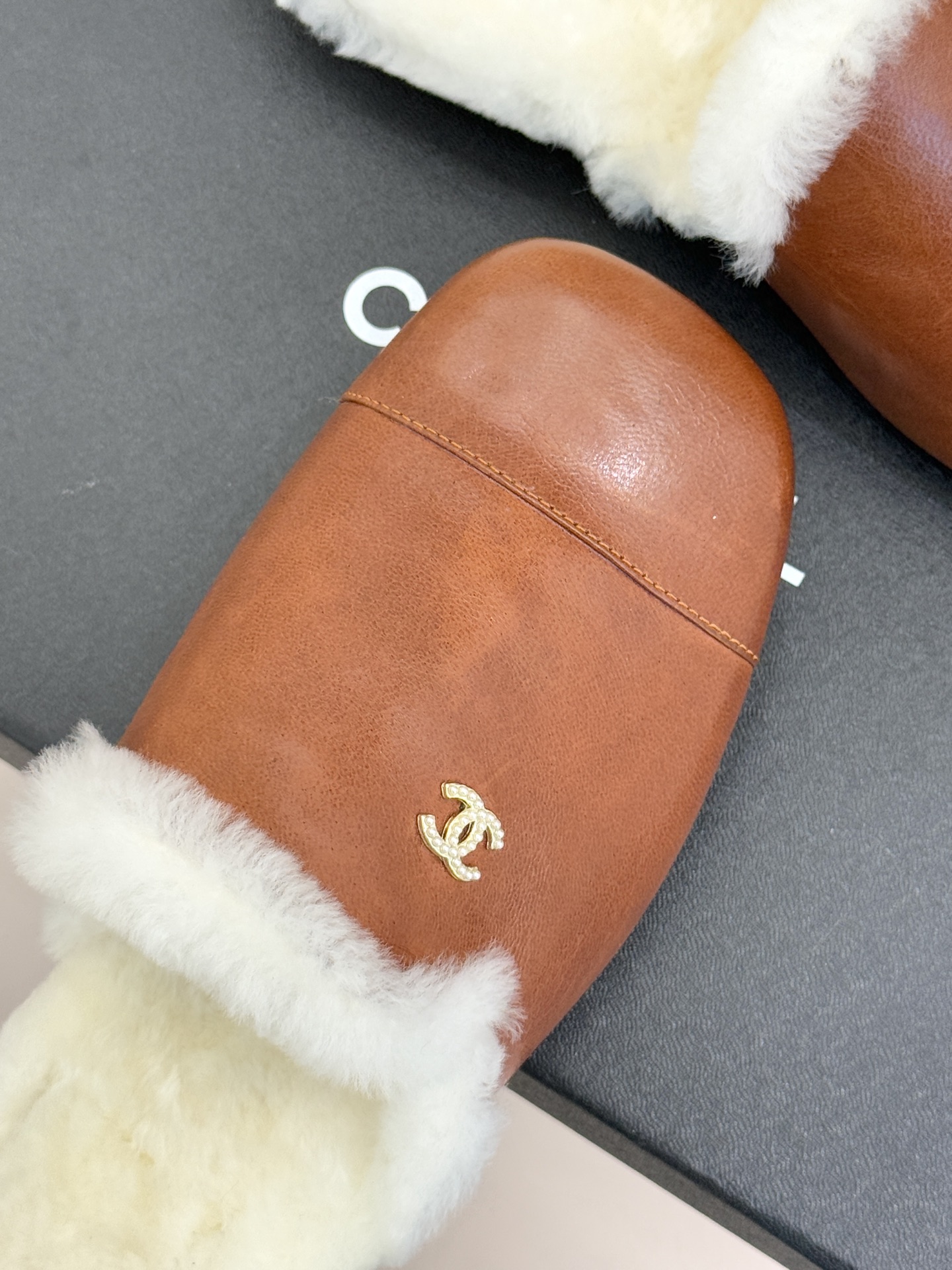 CHANE*｜小香经典双C包头半拖毛拖当法式经典邂逅冬日暖意这双毛拖以毫不费力的时髦感承包秋冬所有慵懒与