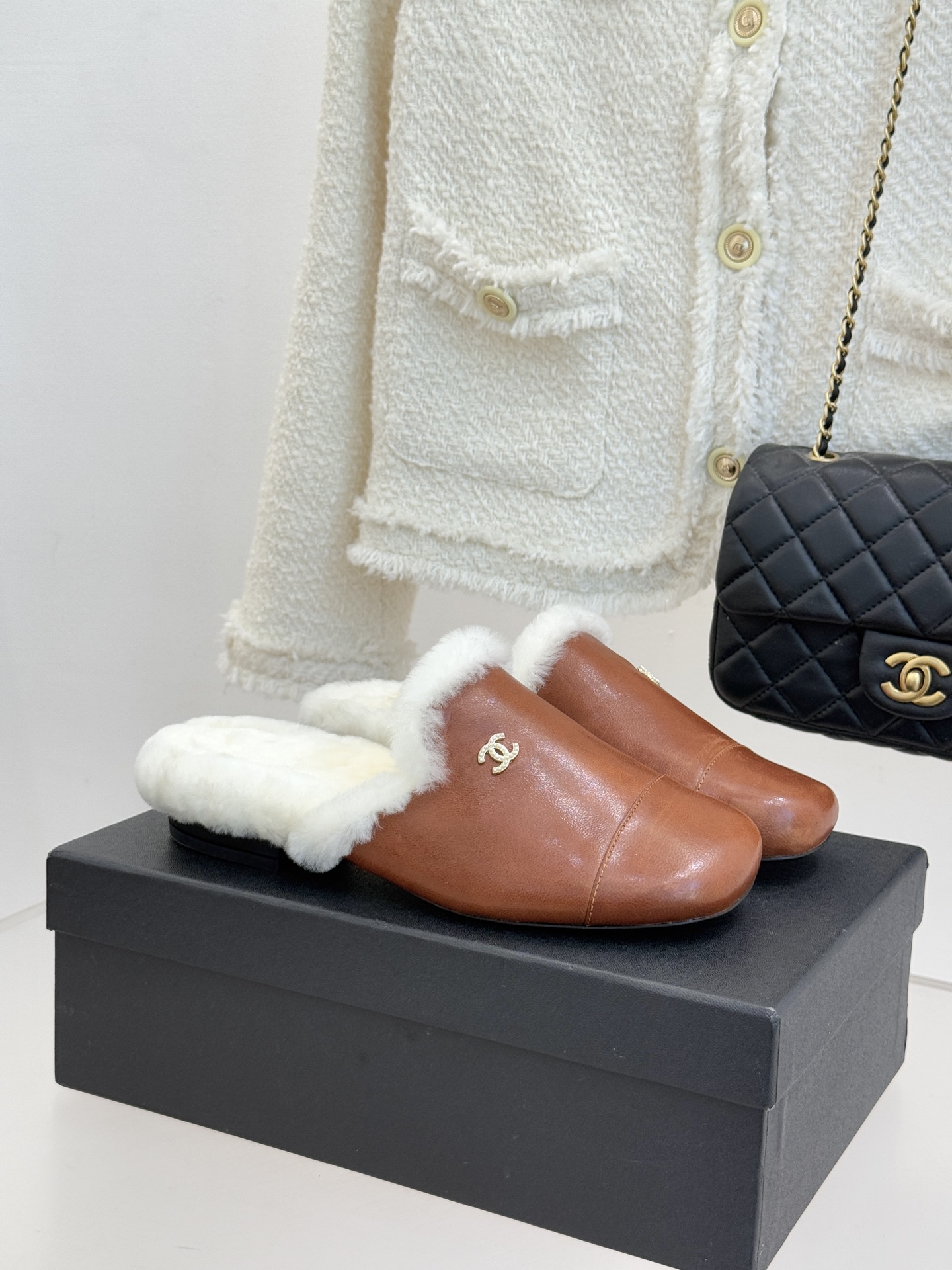 CHANE*｜小香经典双C包头半拖毛拖当法式经典邂逅冬日暖意这双毛拖以毫不费力的时髦感承包秋冬所有慵懒与