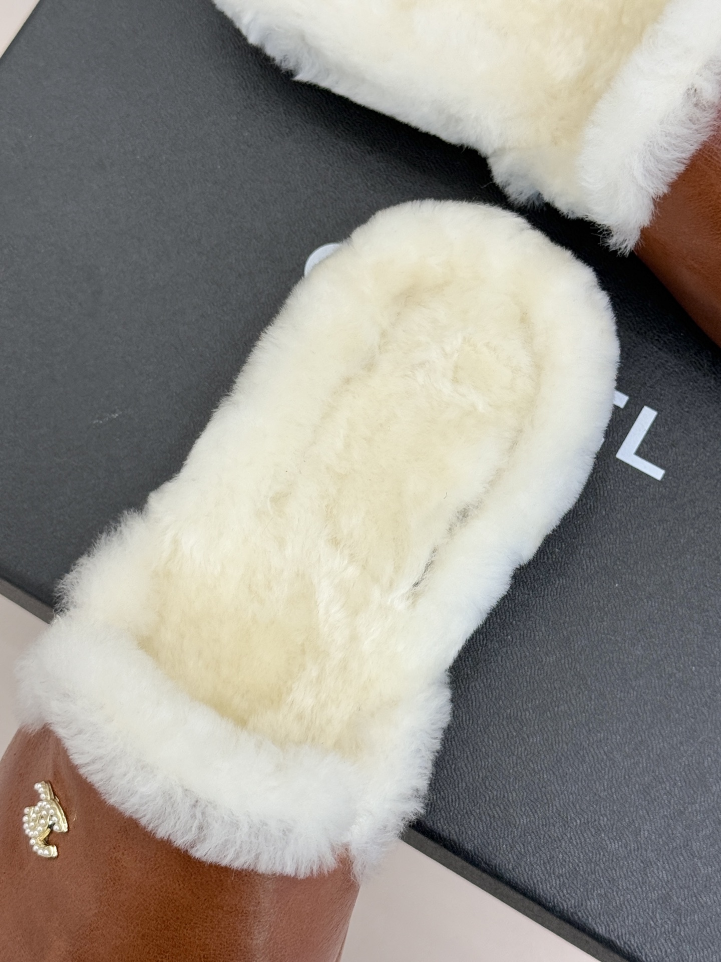 CHANE*｜小香经典双C包头半拖毛拖当法式经典邂逅冬日暖意这双毛拖以毫不费力的时髦感承包秋冬所有慵懒与